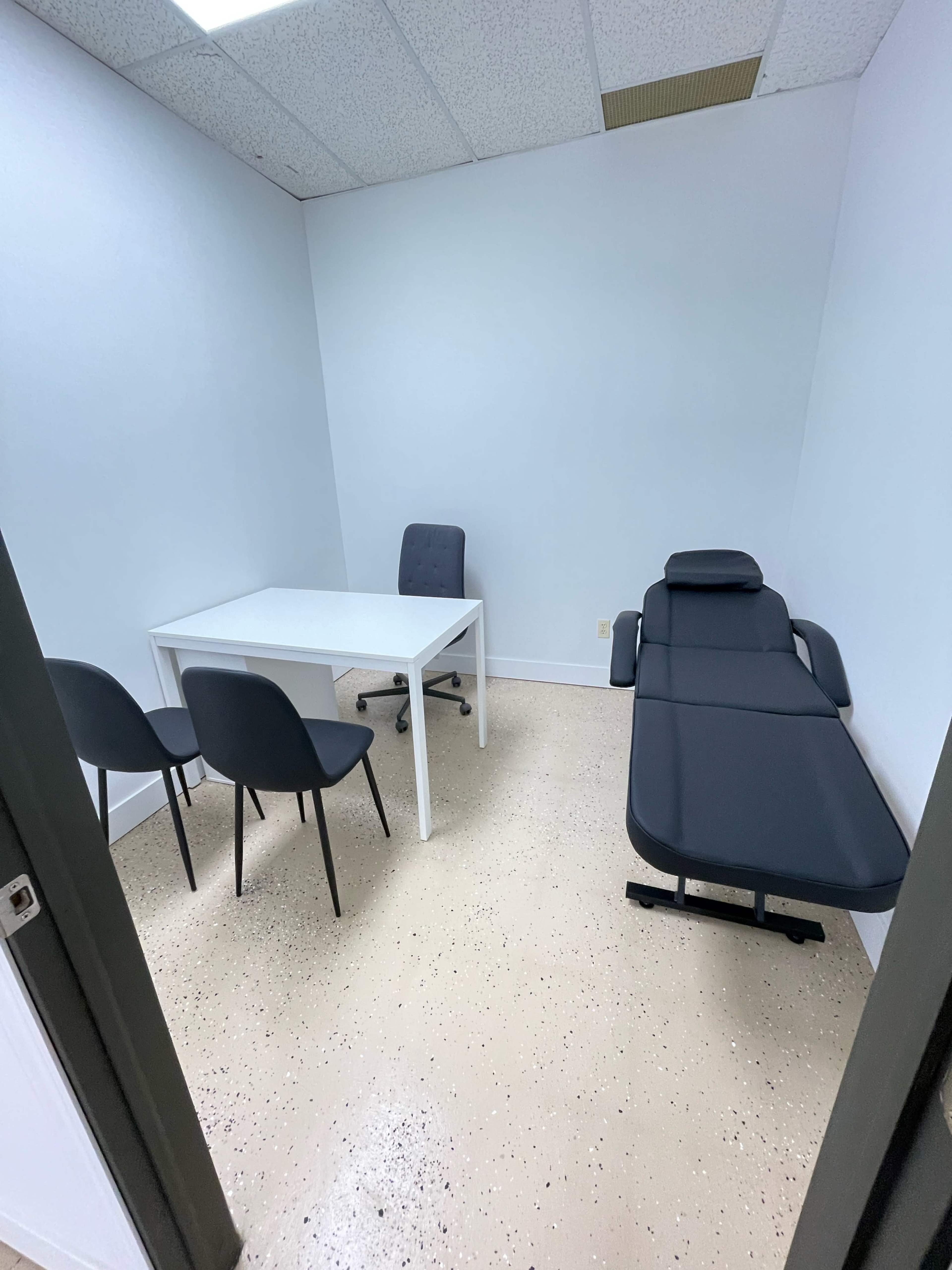 Turnkey Medical Room for Rent – Perfect for NDs, MDs, and Wellness Practitioners Image in Bradford, Bradford, ON