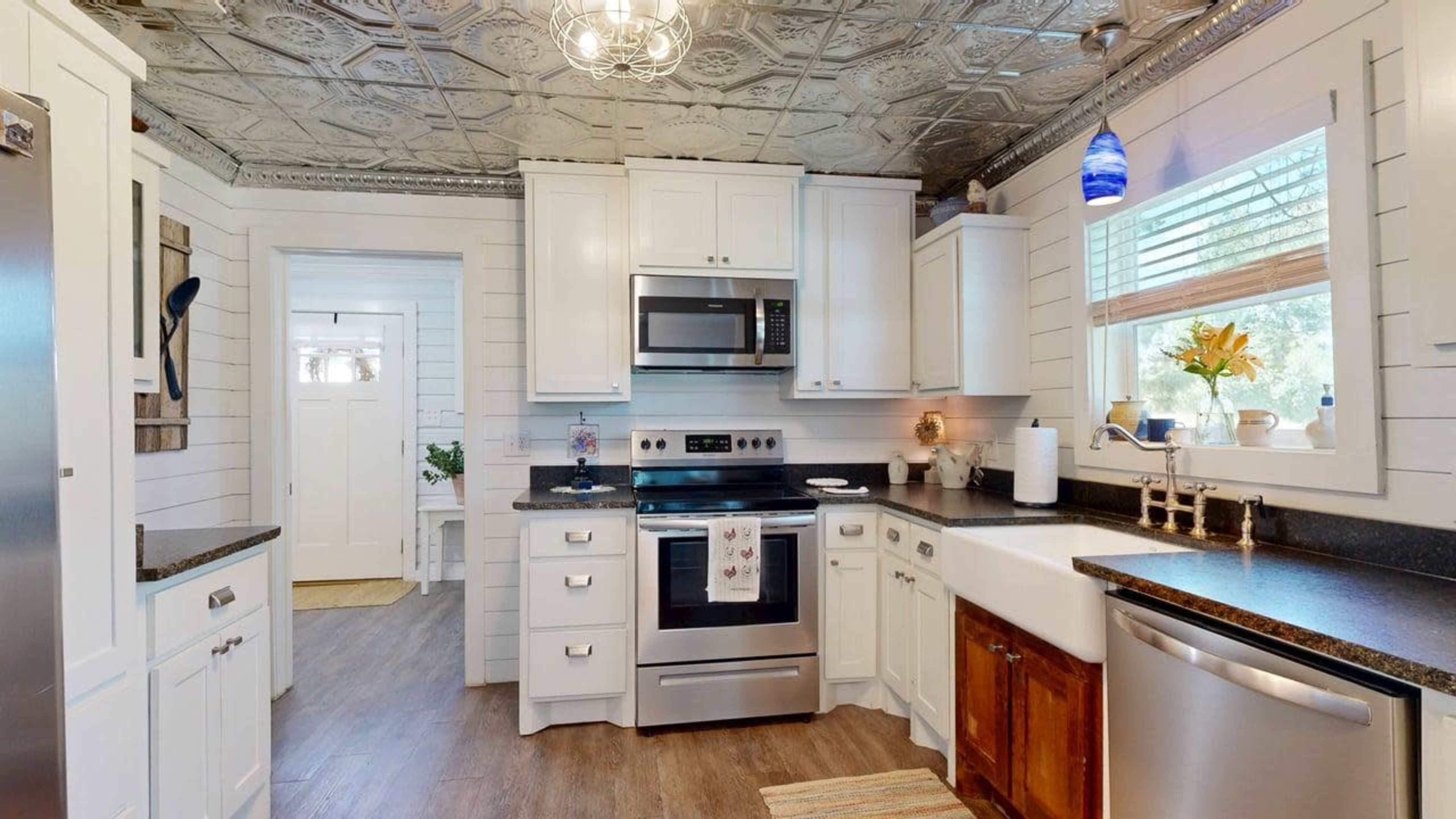 Big Oak Farmhouse - Country Retreat - 8 miles to Texas A&M University Image in , College Station, TX