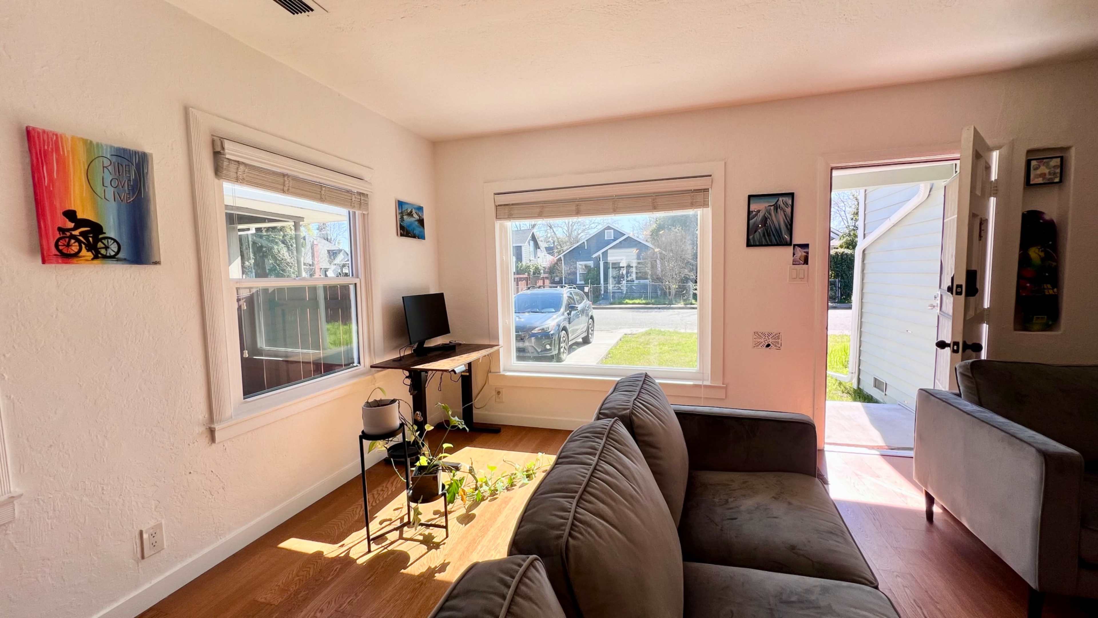 Mid-Century Modern Home with Vibrant Artwork Image in Southeastern Sacramento, Sacramento, CA