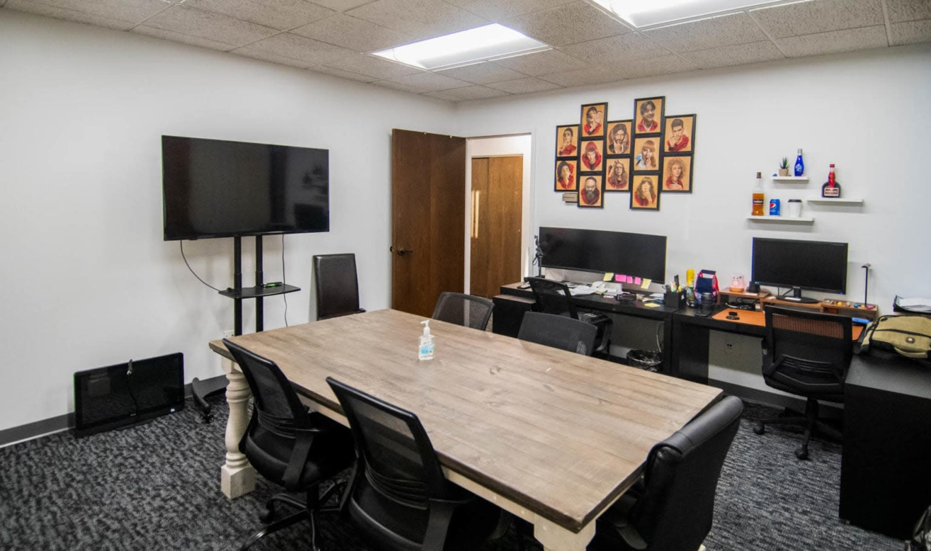 Photography Studio Office Space in O'hare Image in Maine Township, Des Plaines, IL