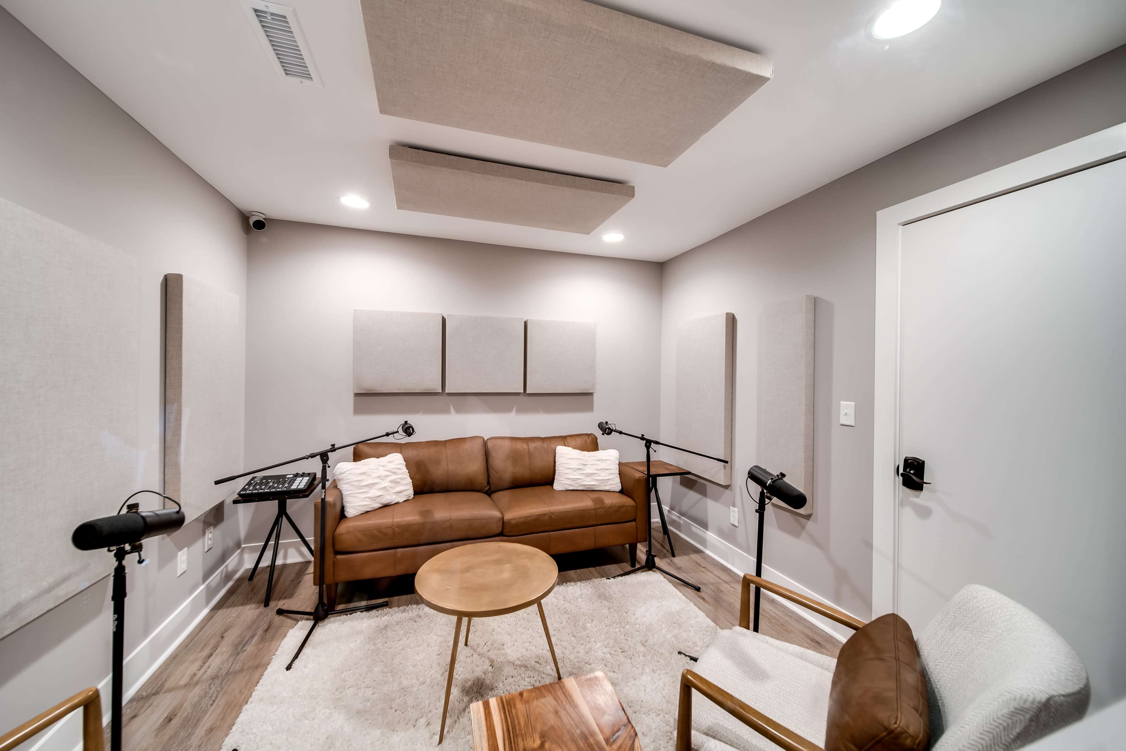 Professional Podcast Studio with High - Quality Equipment, Acoustics and Soundproof Image in Hendersonville, Hendersonville, TN