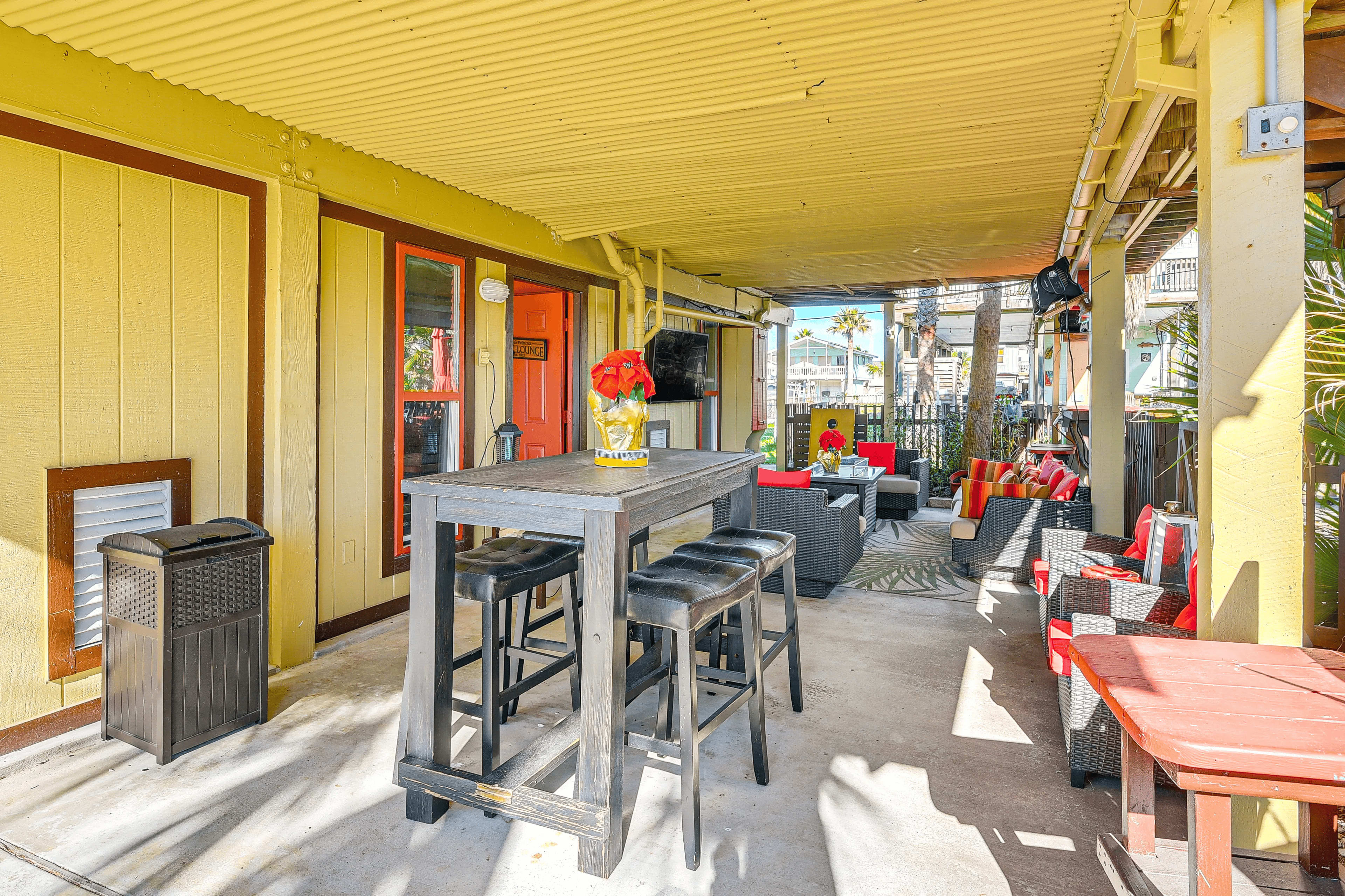 "Casa de Palmeras: Luxe Tropical Retreat with Resort-Style Vibes in Galveston" Image in Galveston, Galveston, TX