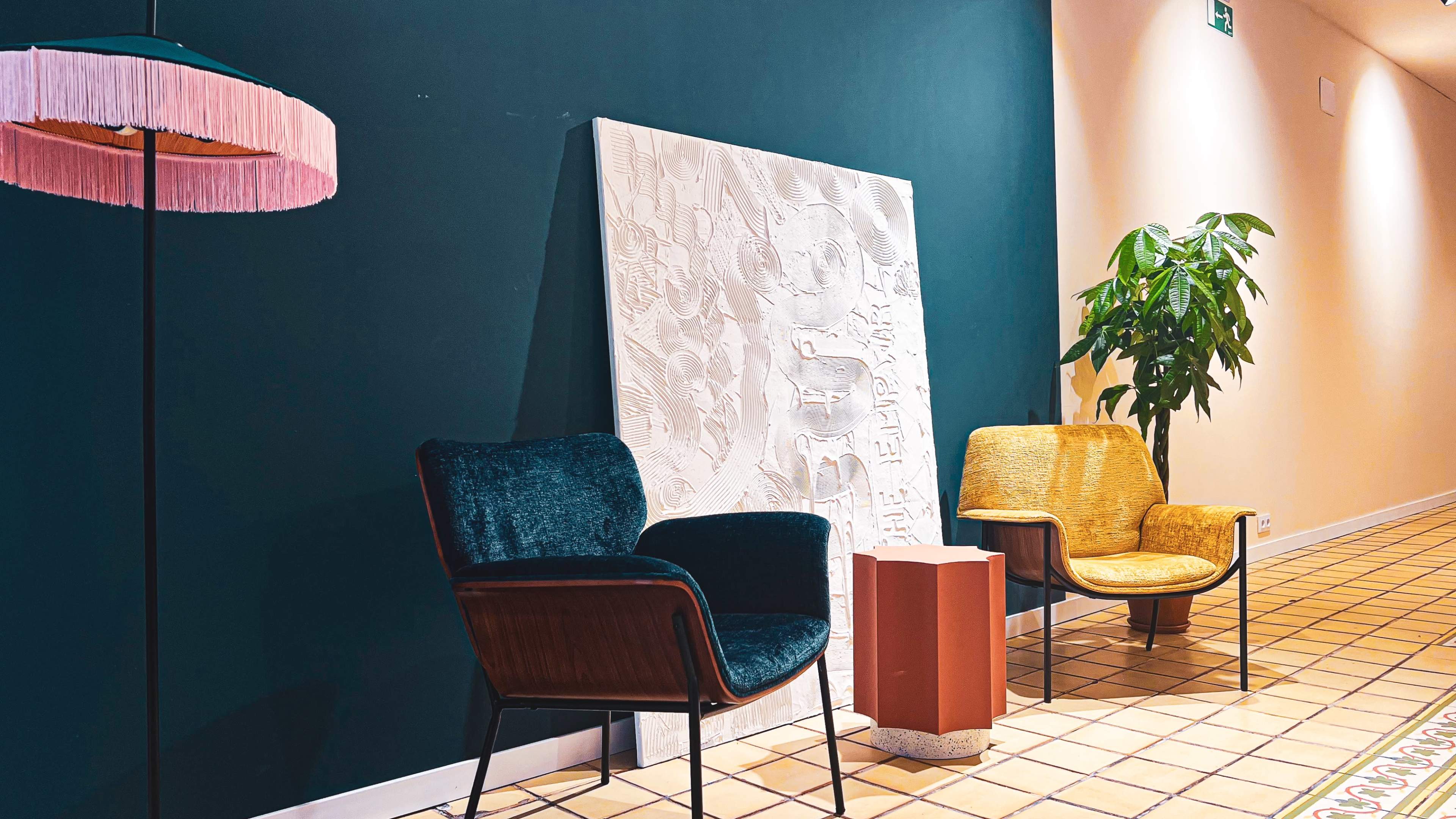 A 180m2 workshop & community space, yoga shala, and café lounge, perfect for co-working, meetings, events, workshops, photoshoots, and more, just steps from the train Sitges station. Imagen en , Sitges, B