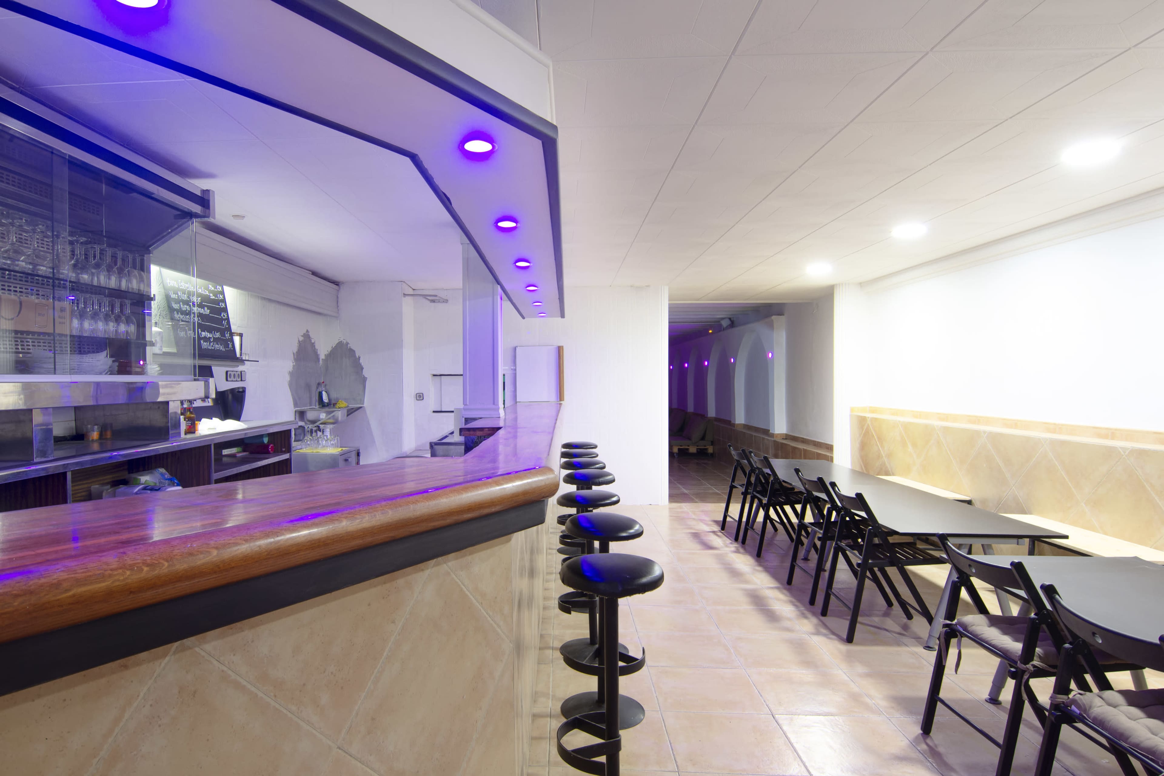 Sala Bar para todo tipo de eventos bien comunicado en hospitalet. Imagen en , hospitalet, B