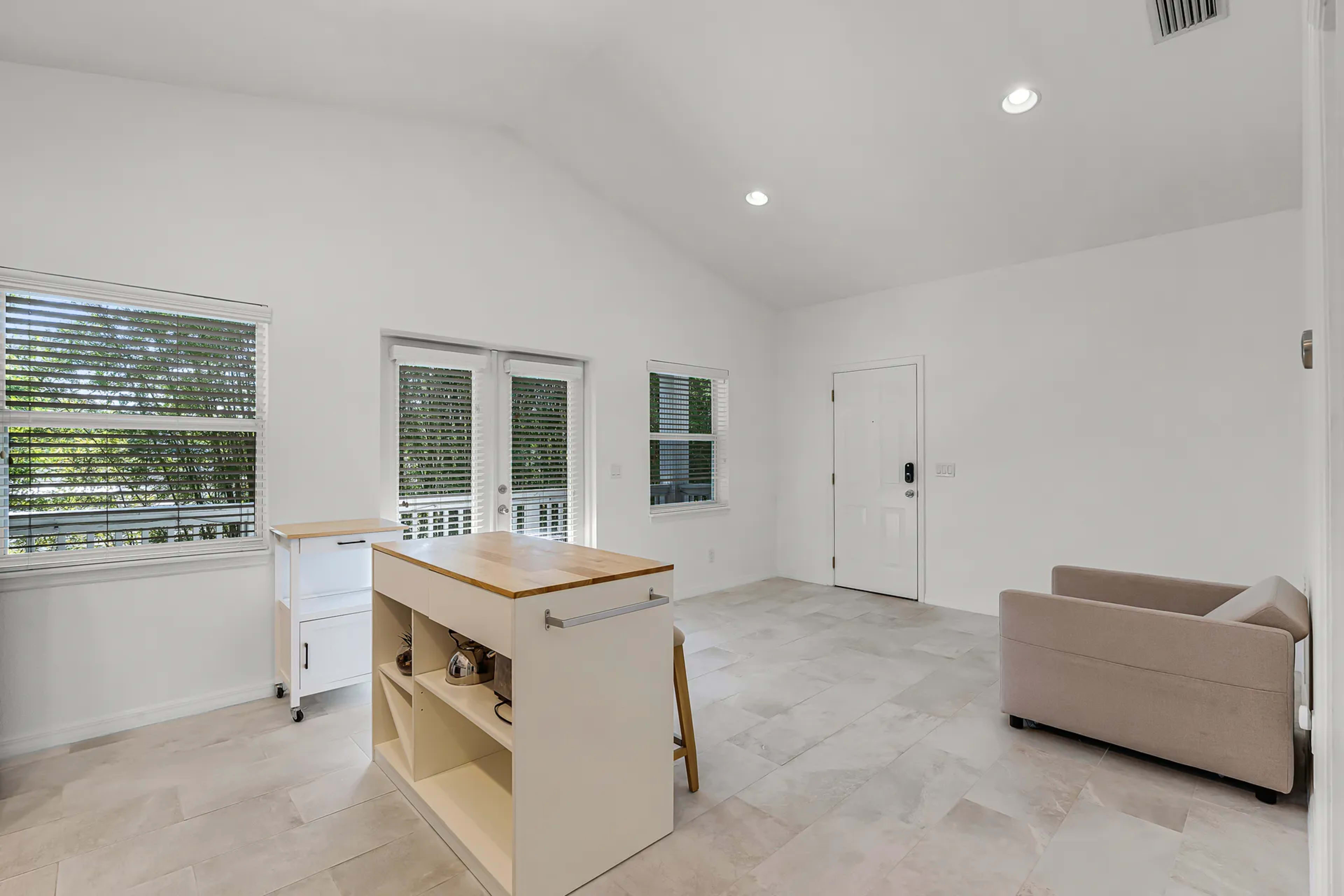 Private Bamboo-Oasis Apartment w/ Balcony — Photo/Video & Meetings Image in College Park, Orlando, FL