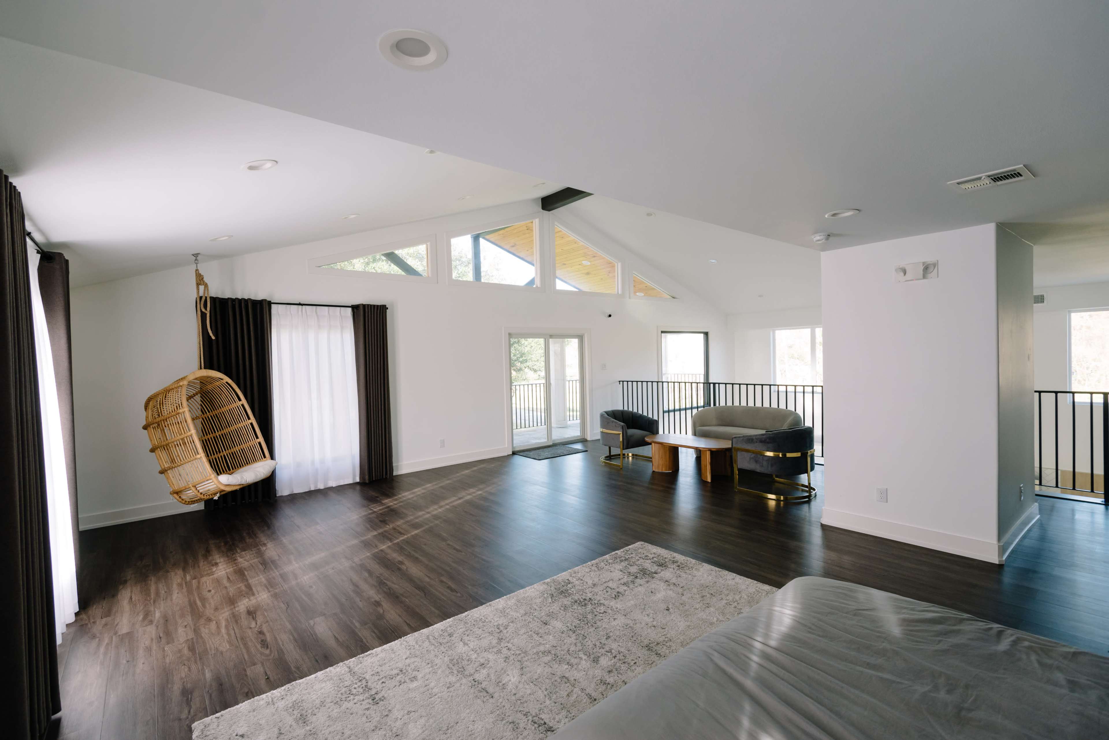 Clean & Modern Solarium Aesthetics Photo Studio with Natural Light Image in Richmond, Richmond, TX