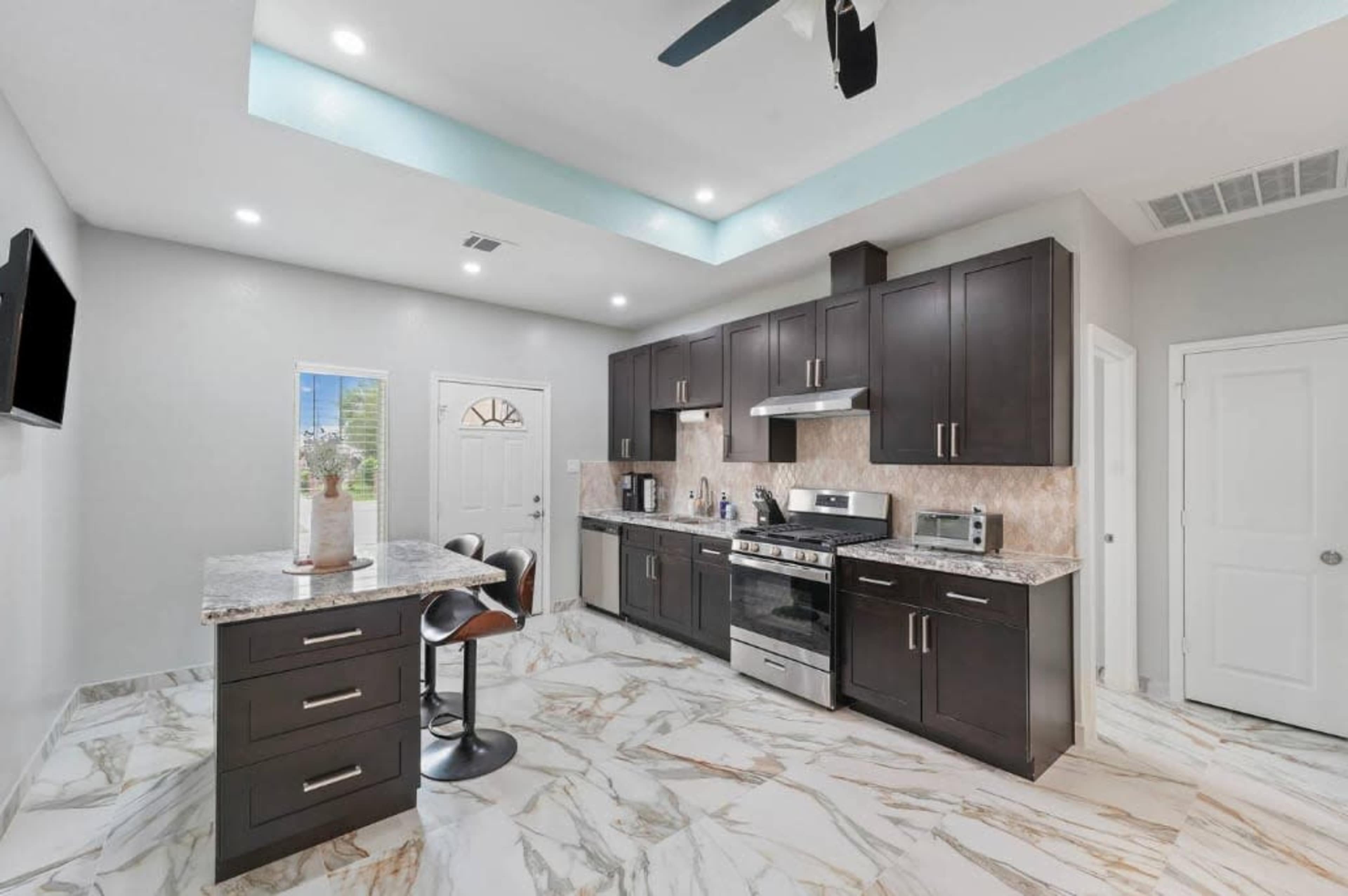 4 bedroom, 4 full bathroom home located next to Hobby Airport Image in Greater Hobby Area, Houston, TX