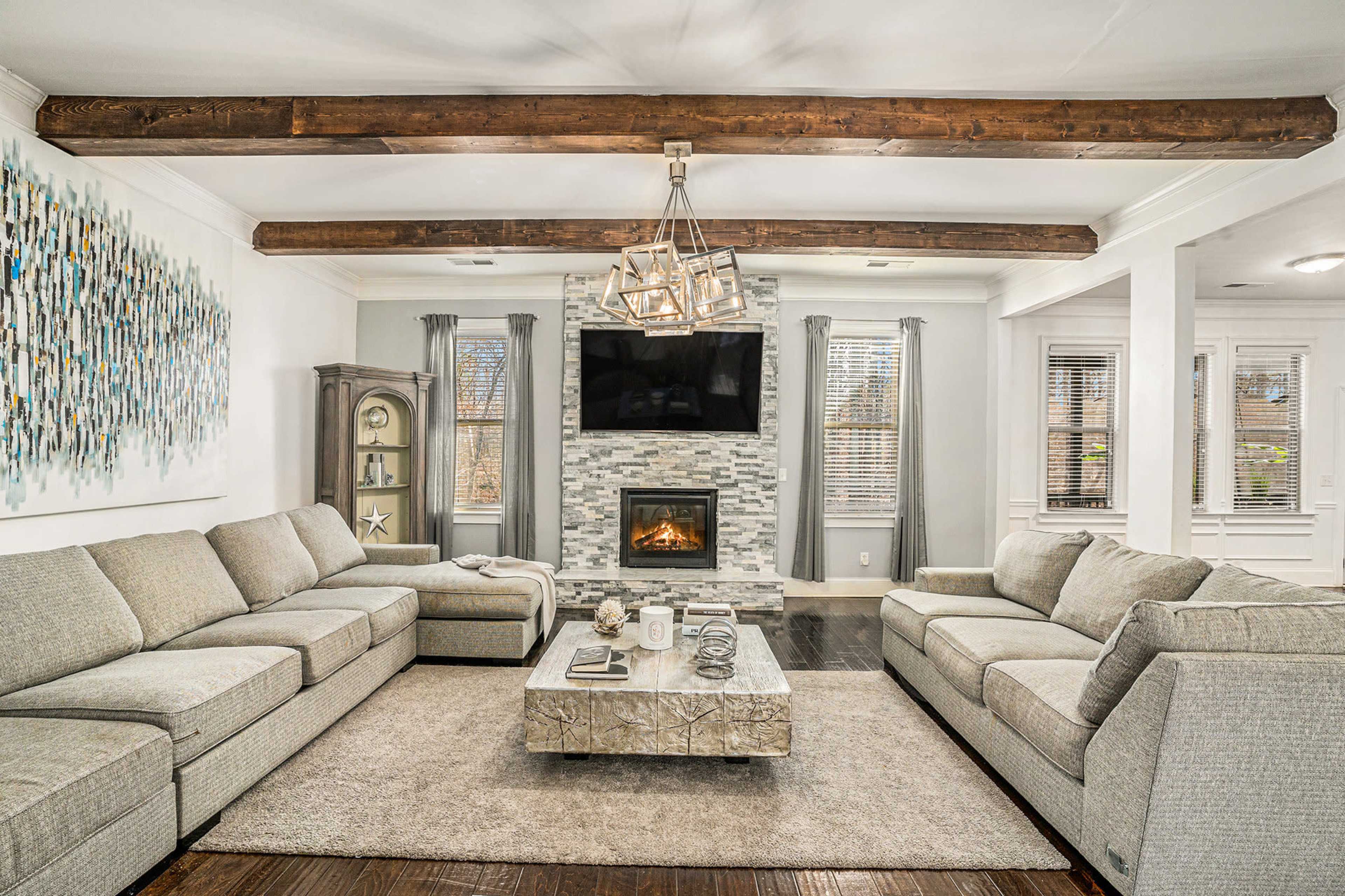 Beautiful modern home in golf course-gated community. Spacious and roomy! Image in , Hampton, GA