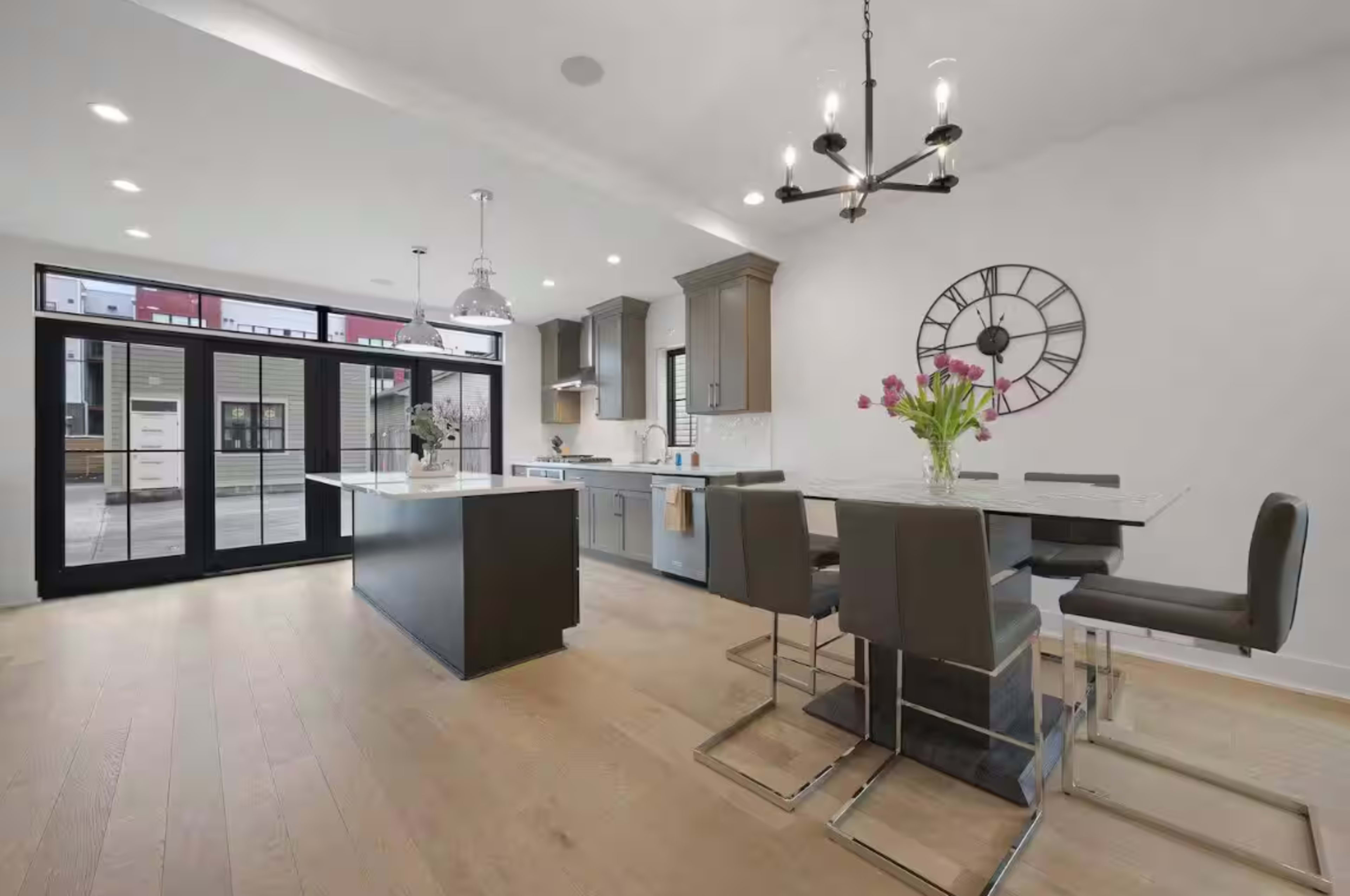 Casa Blanca 🌿🐯Short North • Convention • King Bed • Parking Free Image in Italian Village, Columbus, OH