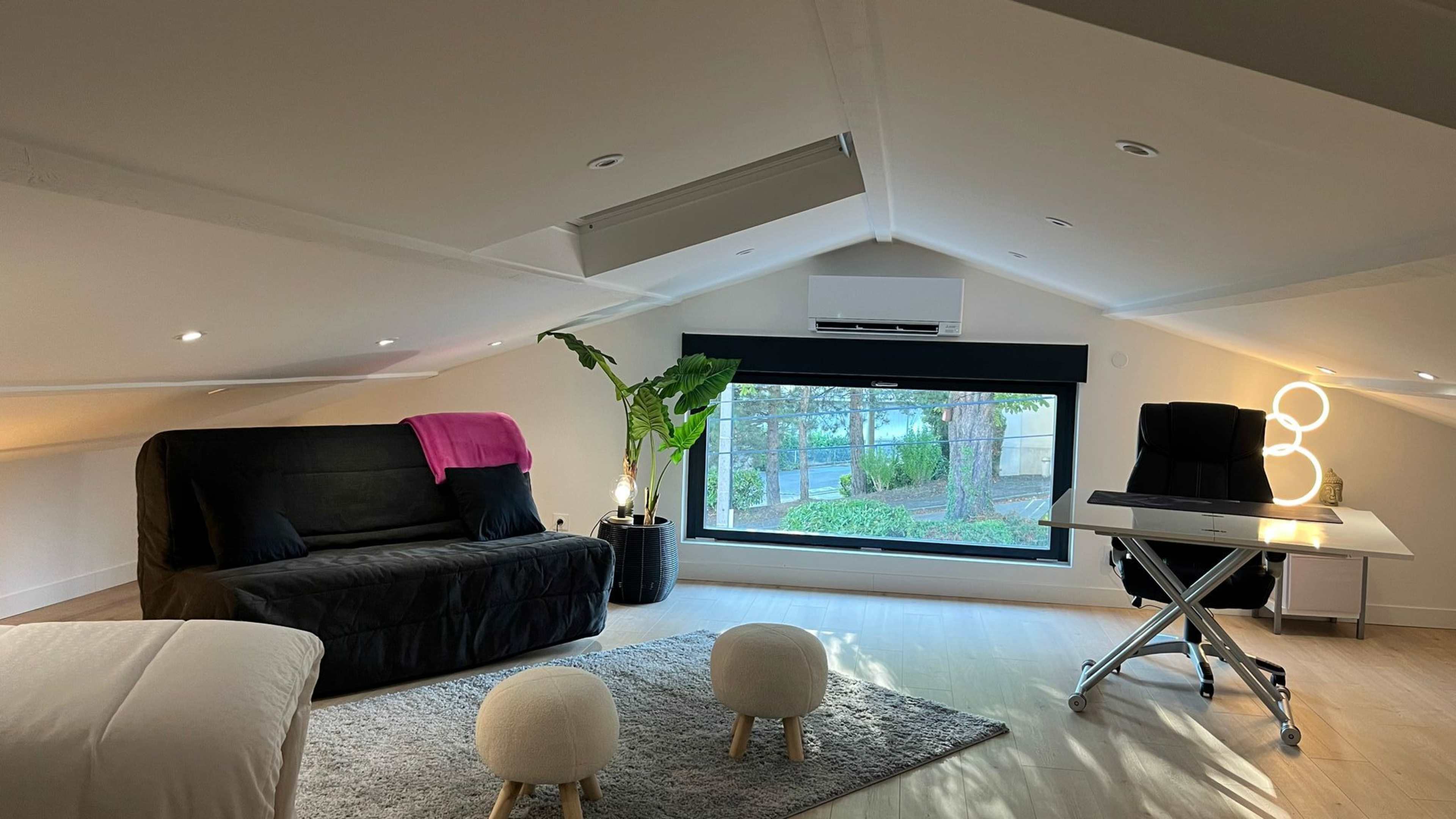 Lieu urbain, endroit calme, vue sur cimetière, église, rue et arbre Image in , TRIEL SUR SEINE