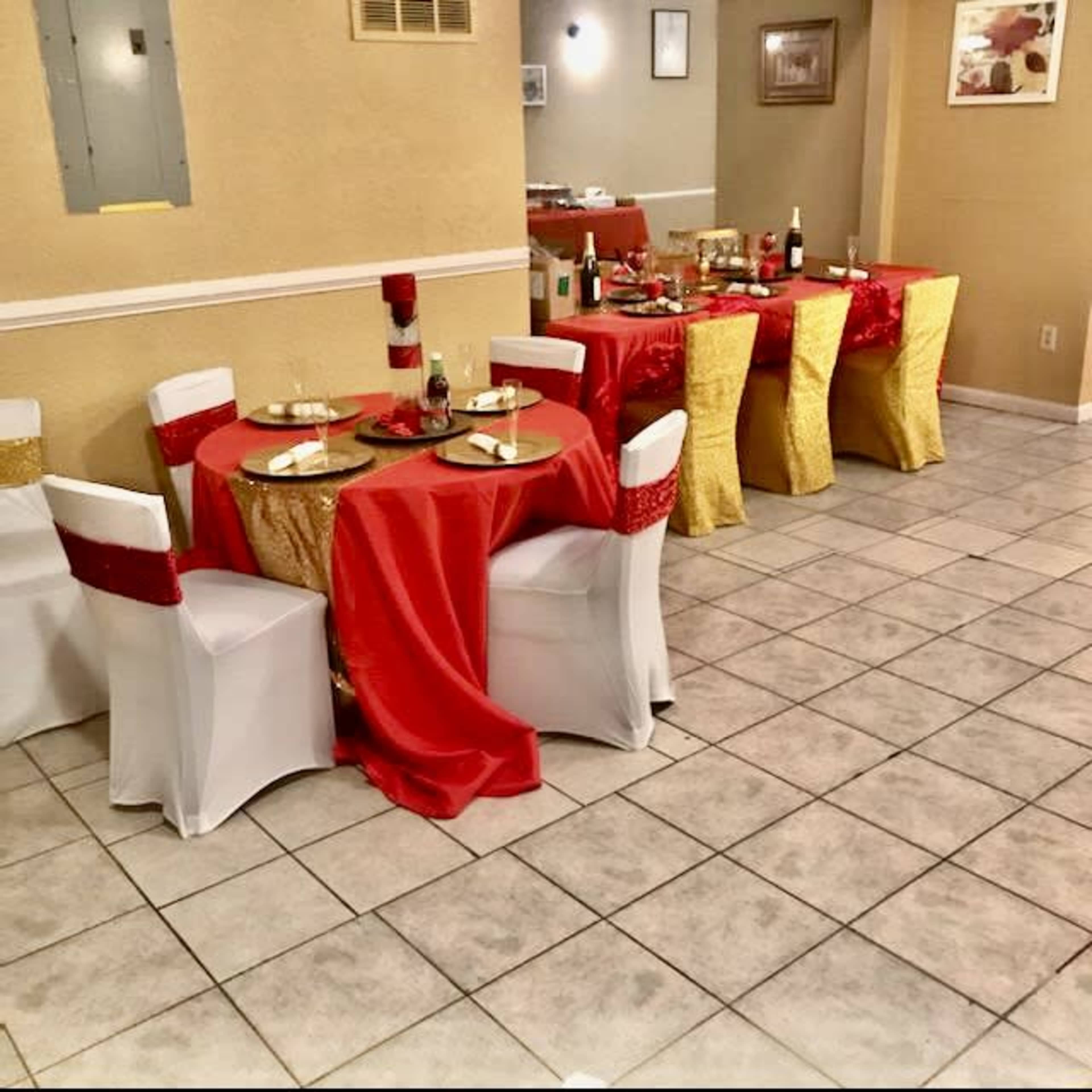 Lux's Restaurant & Café Image in South End, Hartford, CT