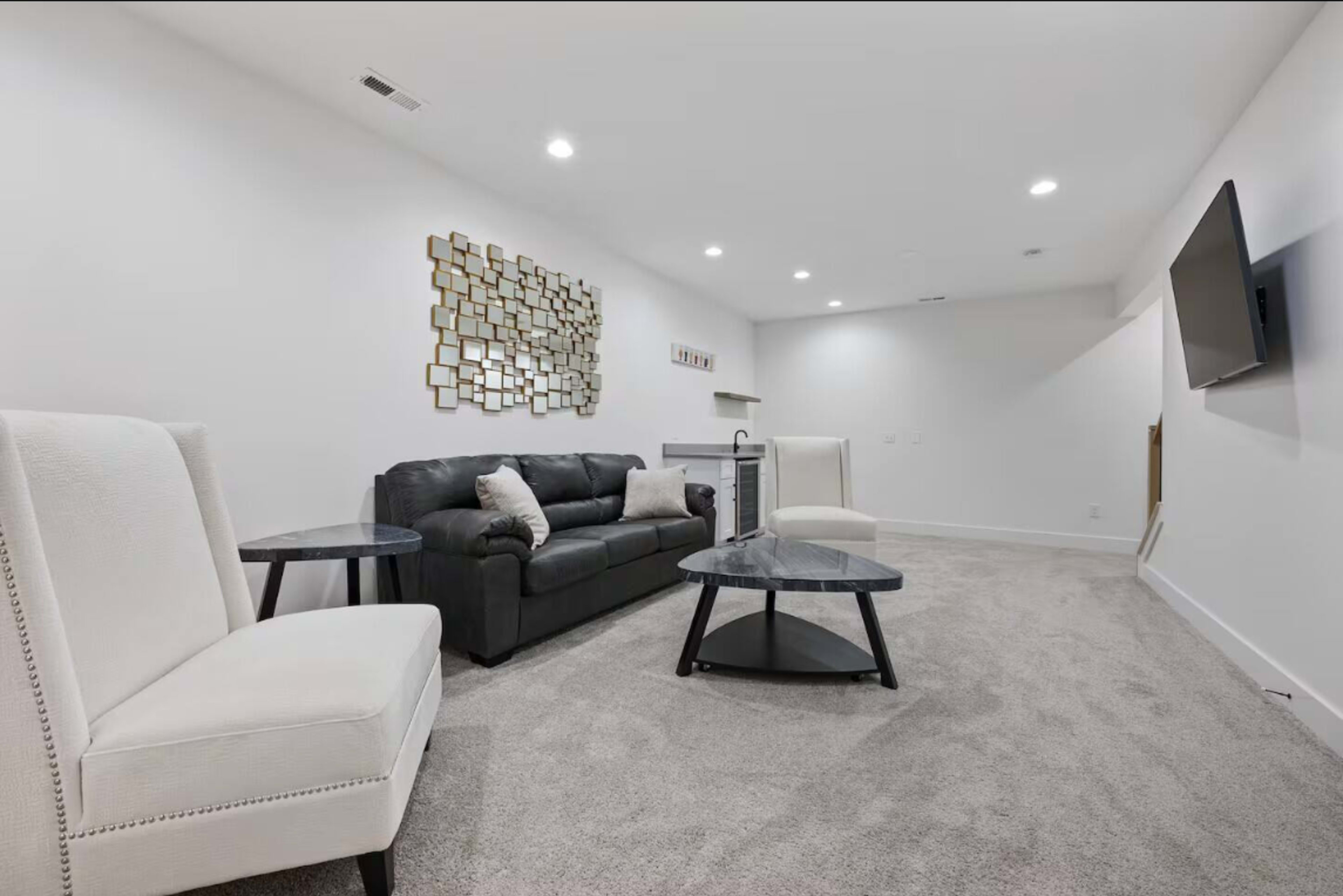 Casa Blanca 🌿🐯Short North • Convention • King Bed • Parking Free Image in Italian Village, Columbus, OH