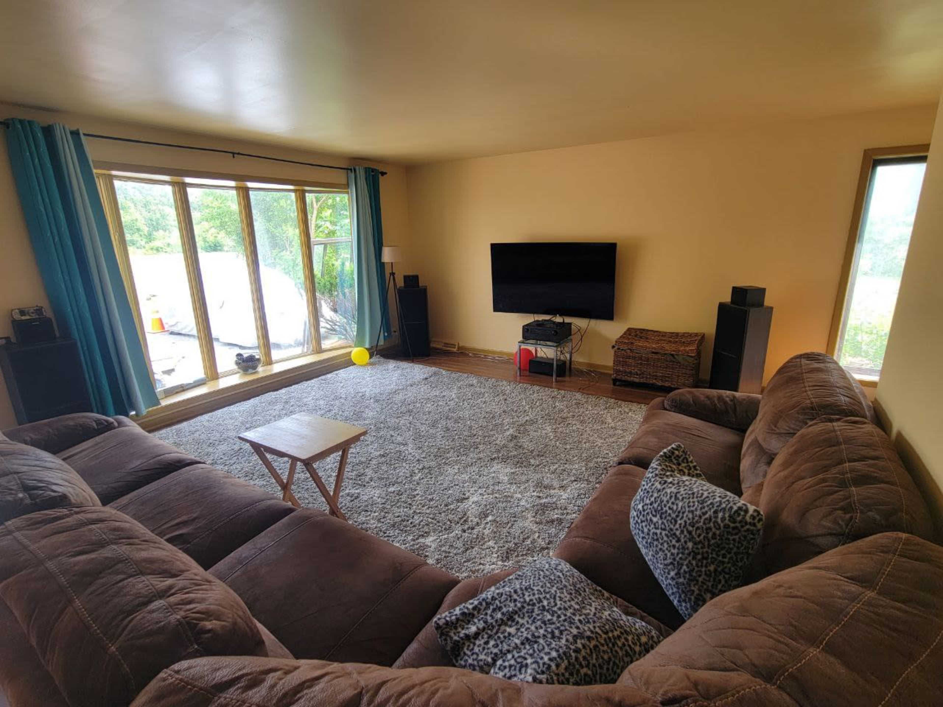 Spacious Vintage Home with Forest Backyard by the River – Ideal for Events & Shoots Image in Maine Township, Des Plaines, IL