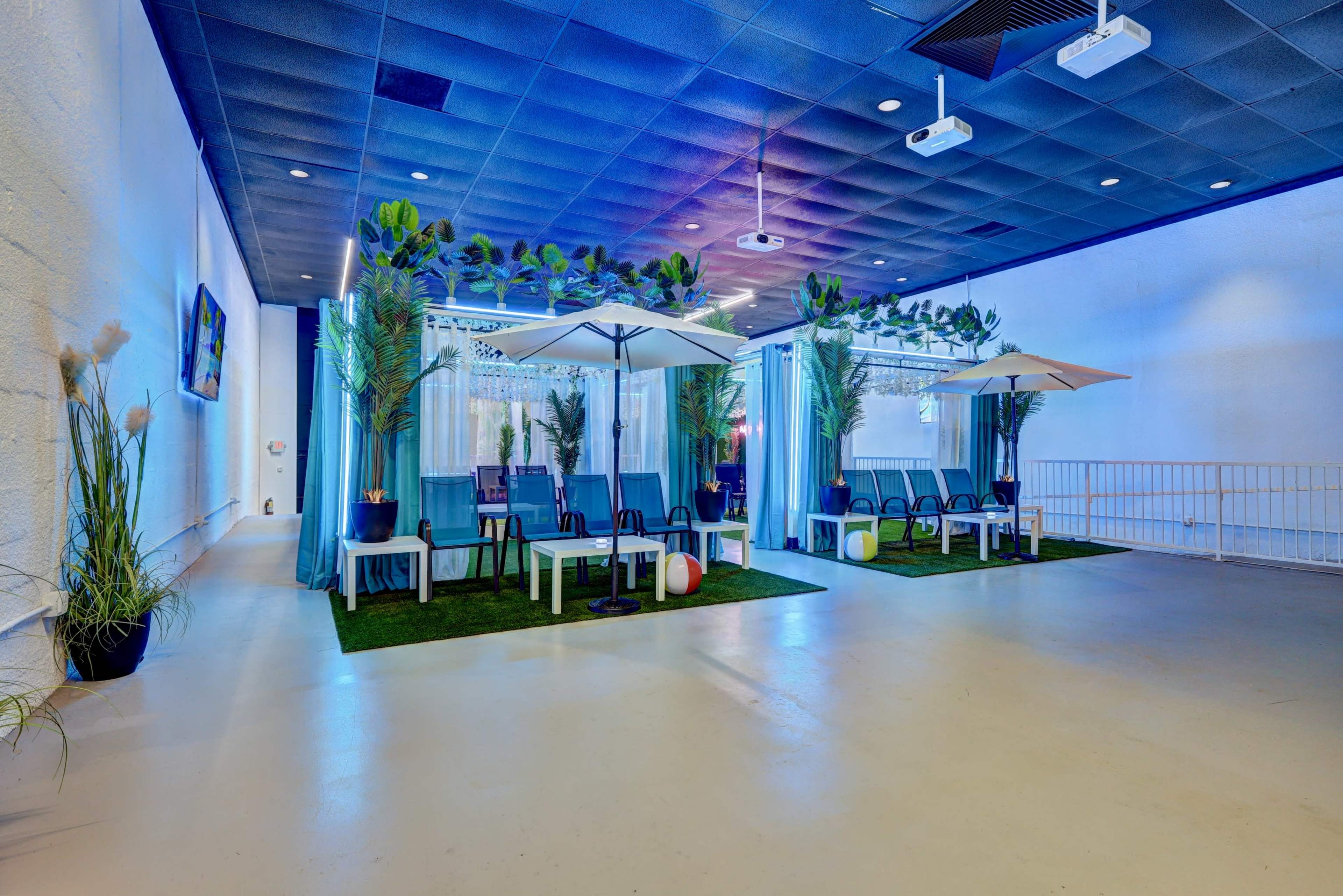 Tropical Aqua Cabana Studio Image in Doraville, Doraville, GA