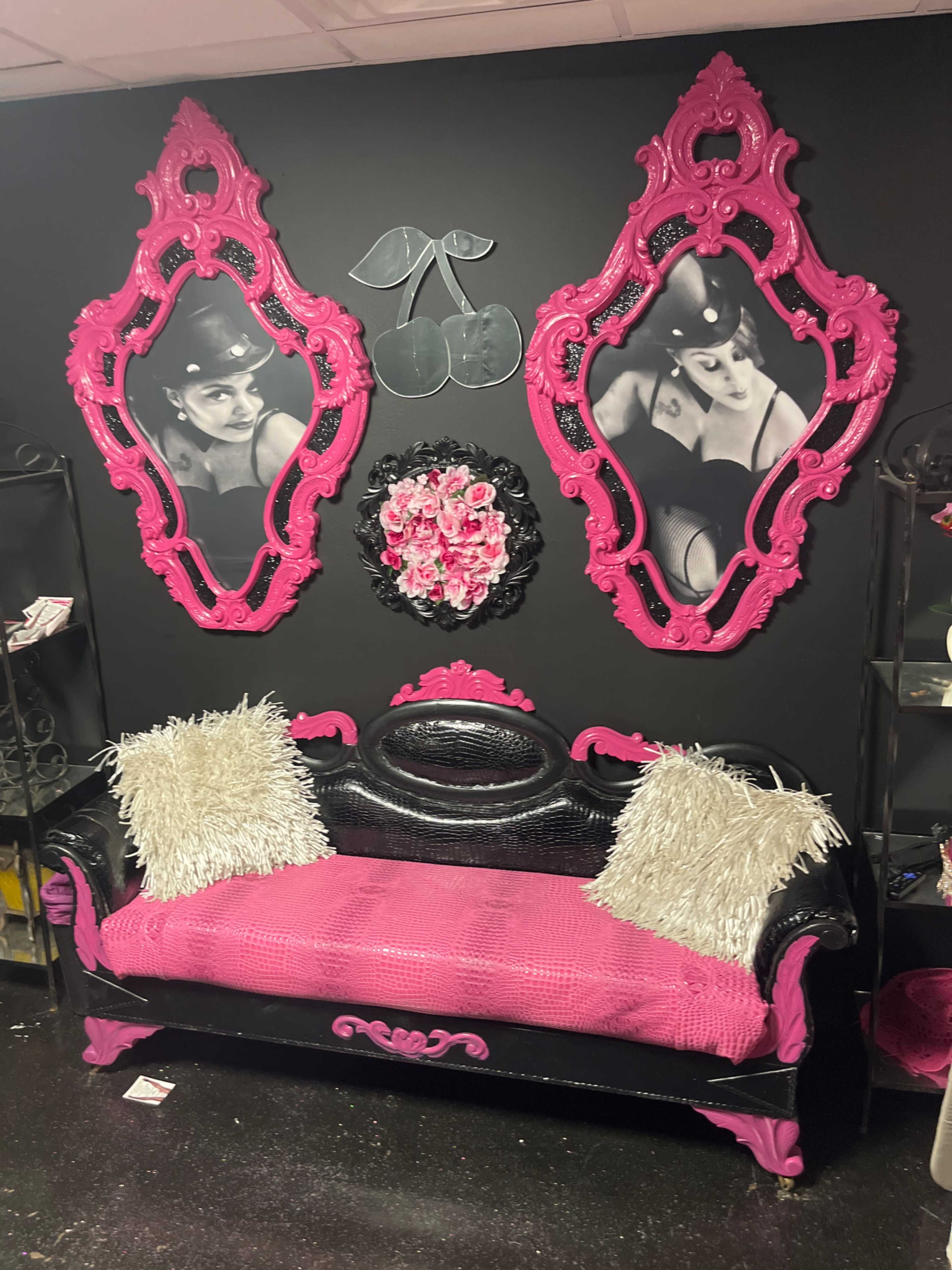 The Pink Palette: Girlfriends’ Paint Night Venue Image in Ashburn, Chicago, IL