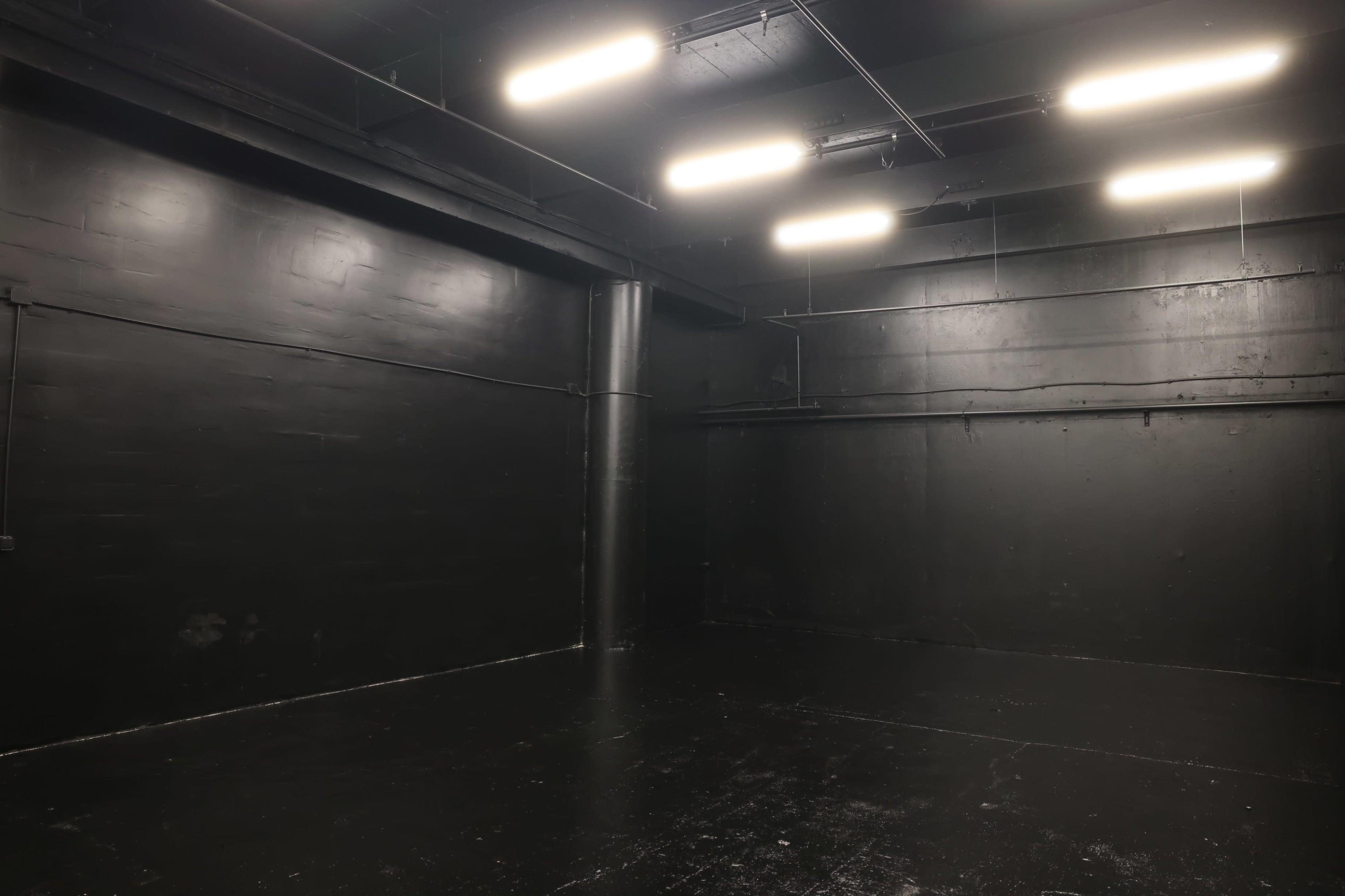 STUDIO PHOTO FOND NOIR DE 100 m2 Image in , Bagnolet