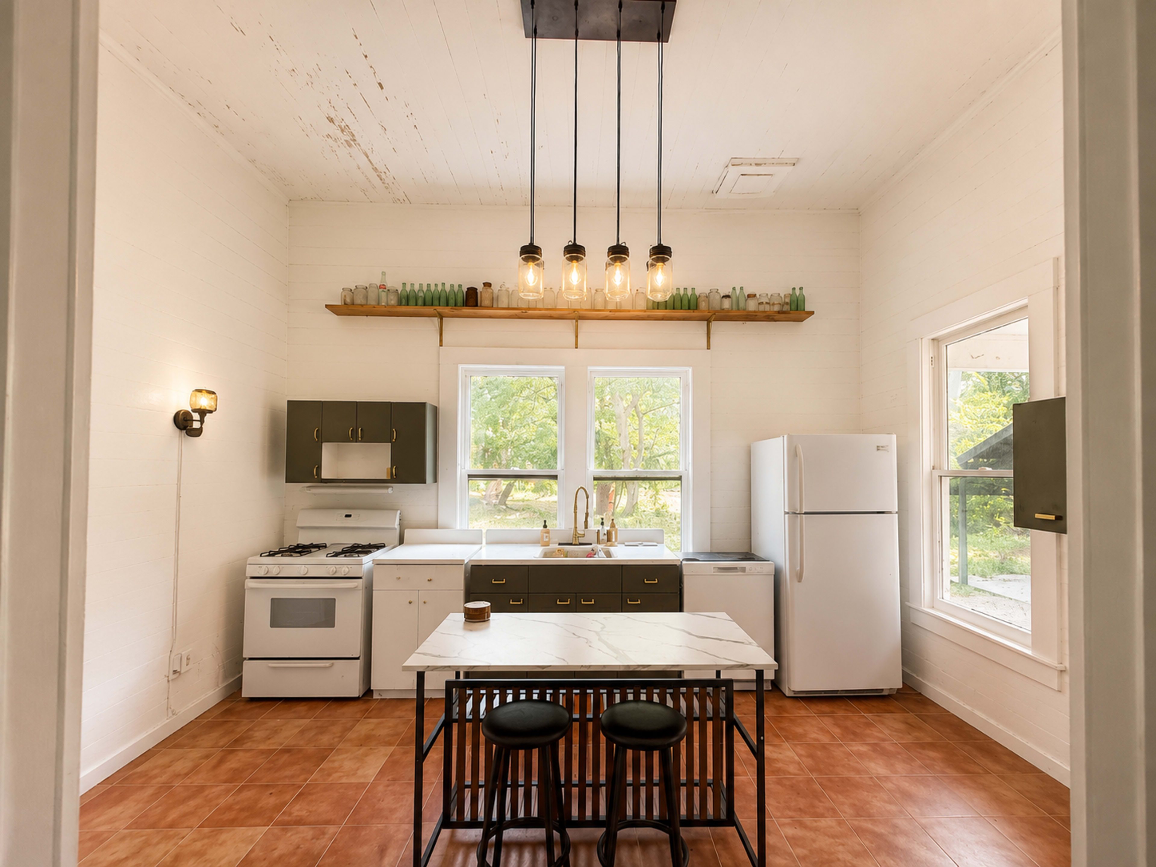 Historic Victorian Home with Library and Cabins Image in Hiram, Hiram, GA