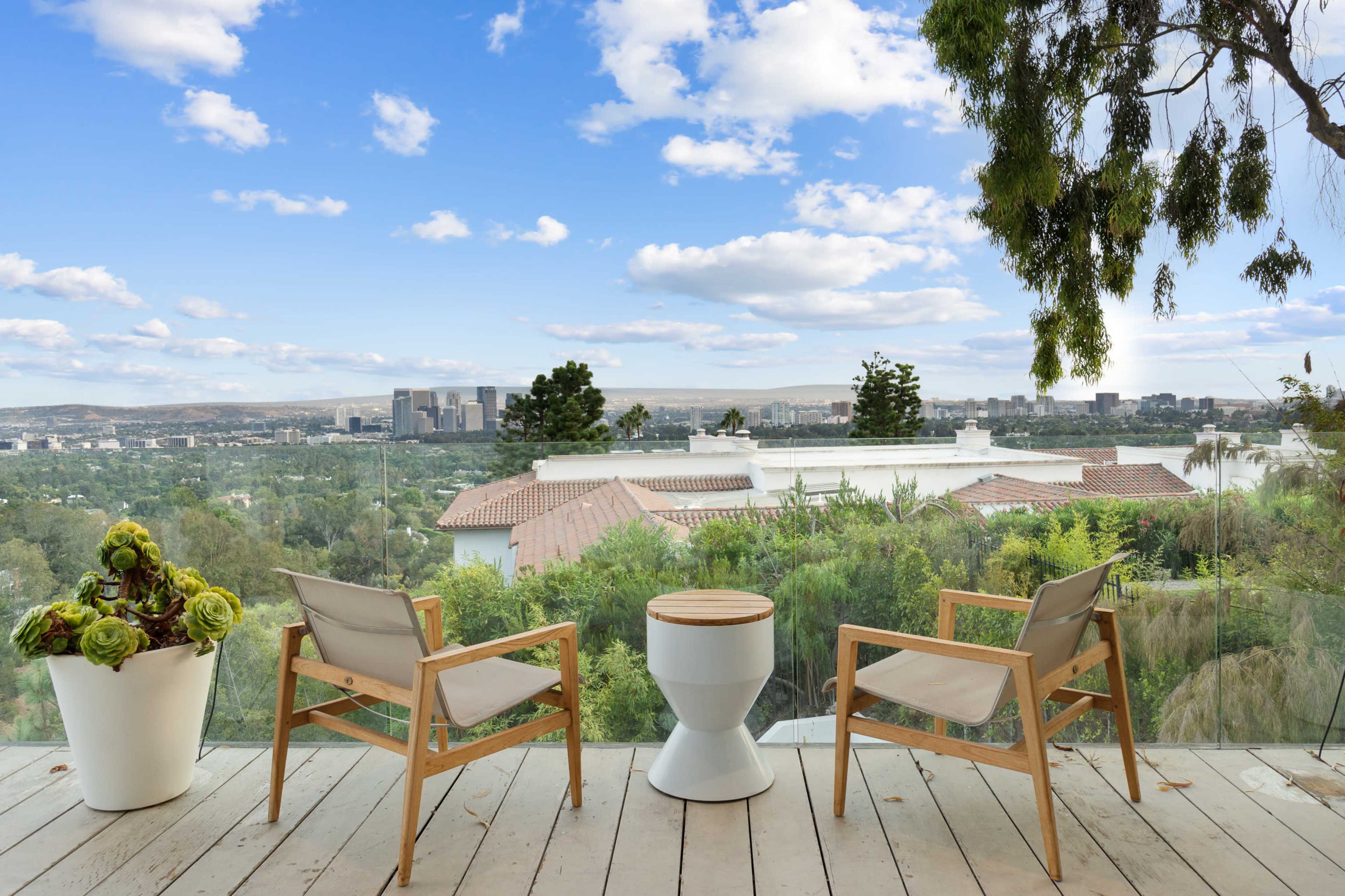 BEVERLY GROVE LIGHT-BOX HOUSE Image in Beverly Crest, Beverly Hills, CA
