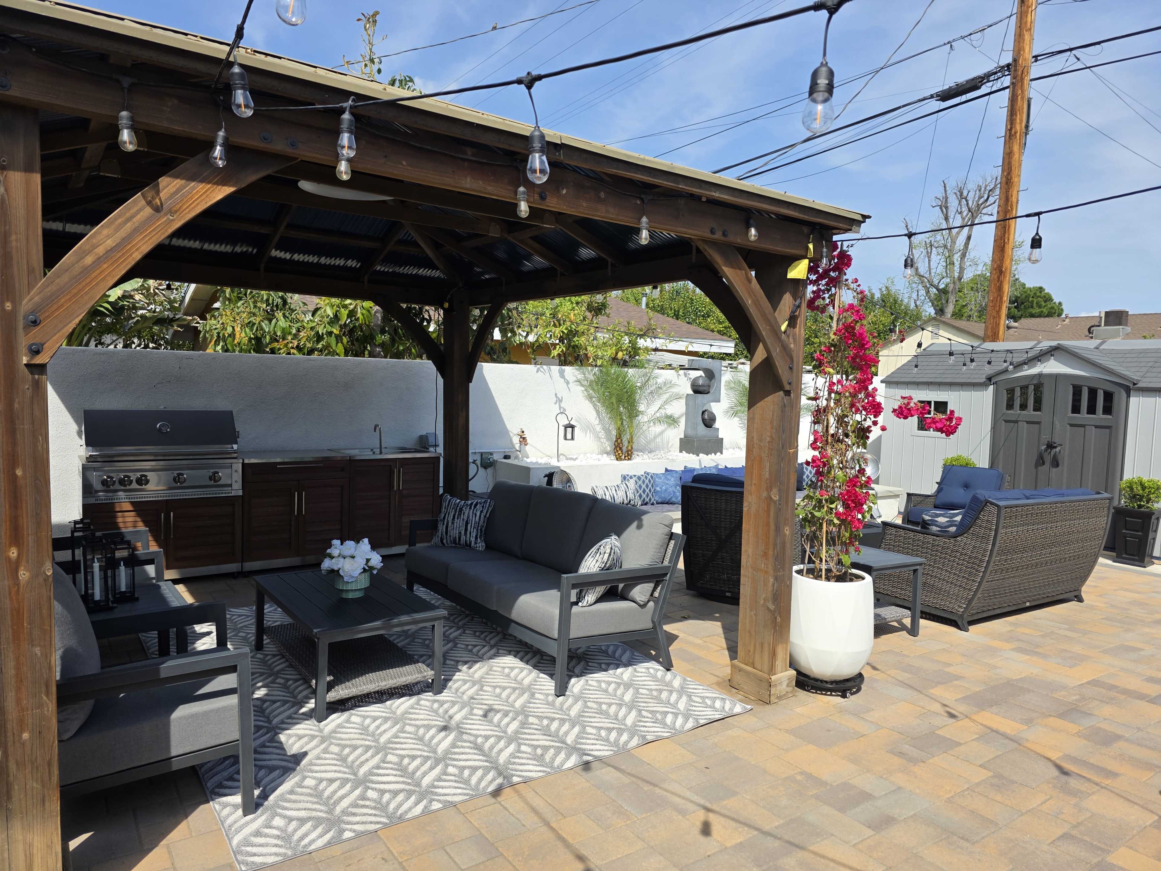 Gorgeous modern spacious backyard Image in Encino, Encino, CA