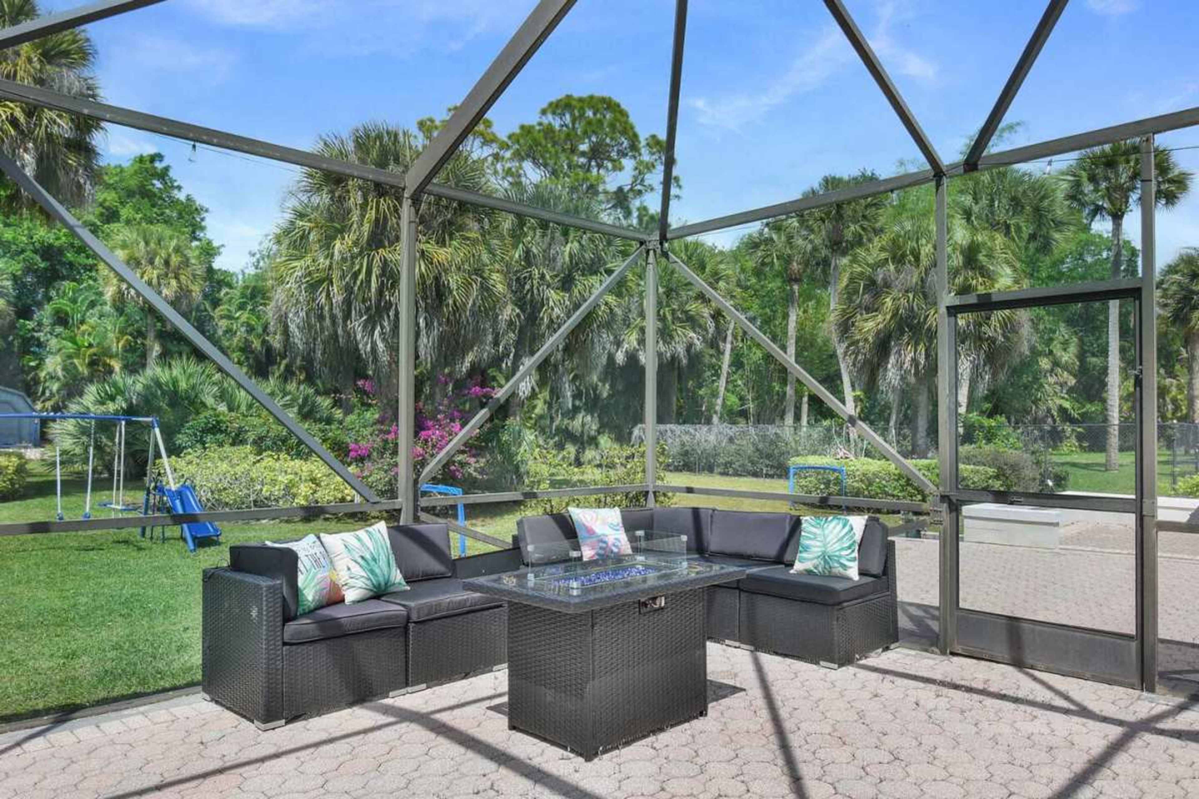 Charming 5 BDS House with Pool and Patio Image in Wellington, Wellington, FL