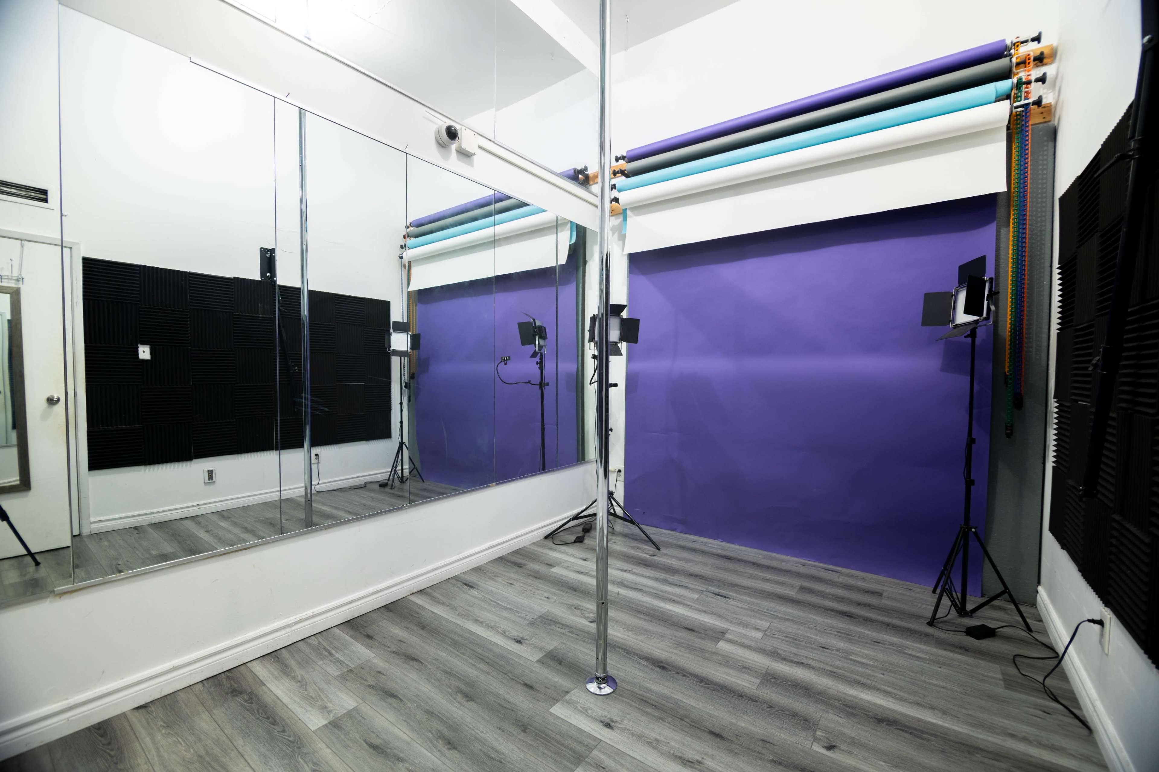 12 Ft Pole Studio With Mirrors, Paper Backdrops & Studio Lighting Image in Niagara, Toronto, ON