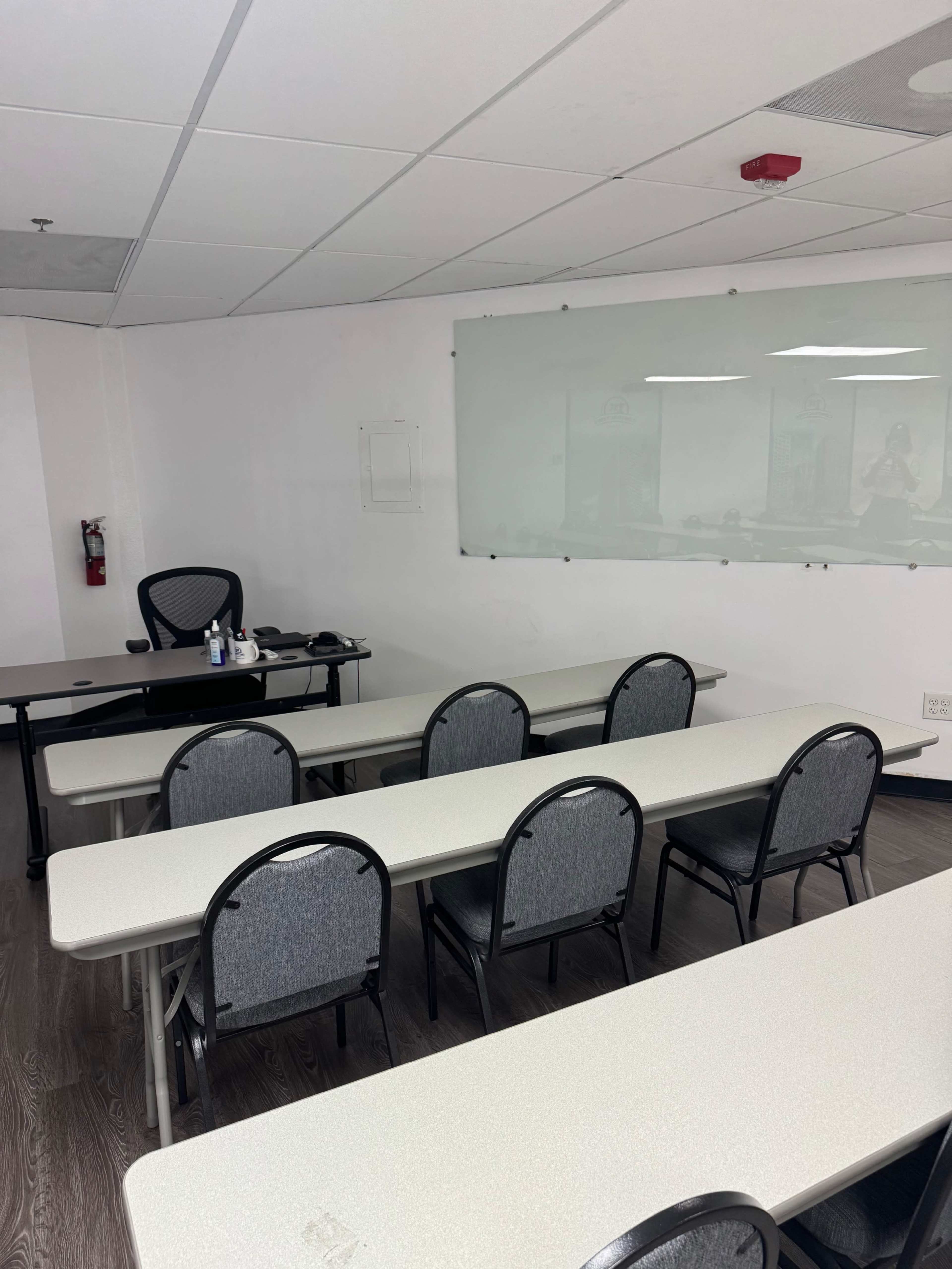 Salón de clases amplio, moderno, cómodo con aire acondicionado en el corazón de Medley Image in Medley, Medley, FL