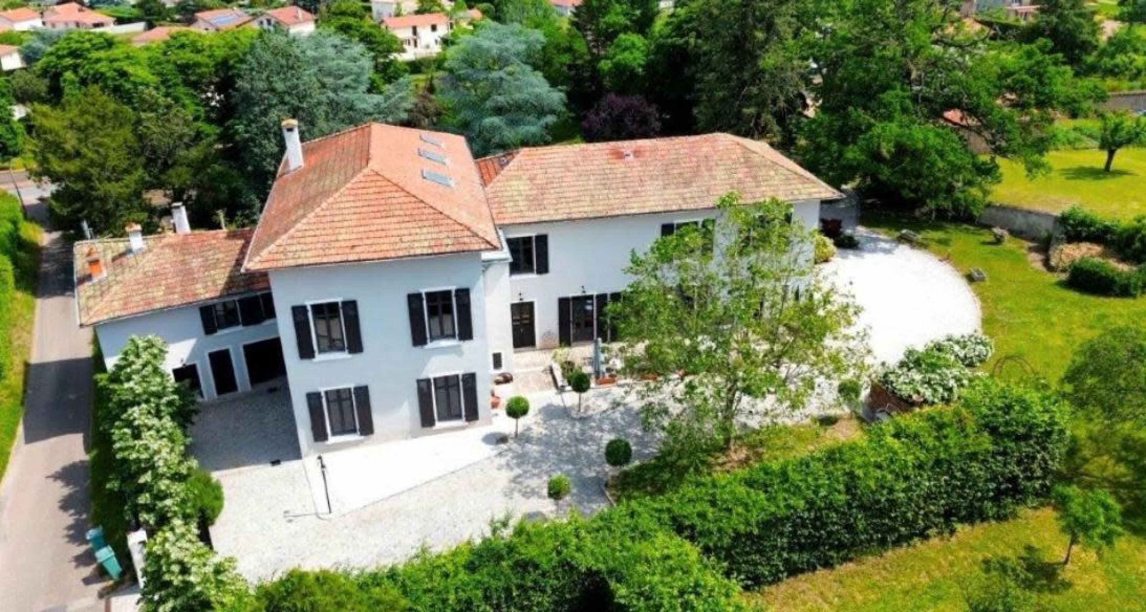 "Vintage Countryside Retreat: Exquisite!" Image in , Commelle Vernay