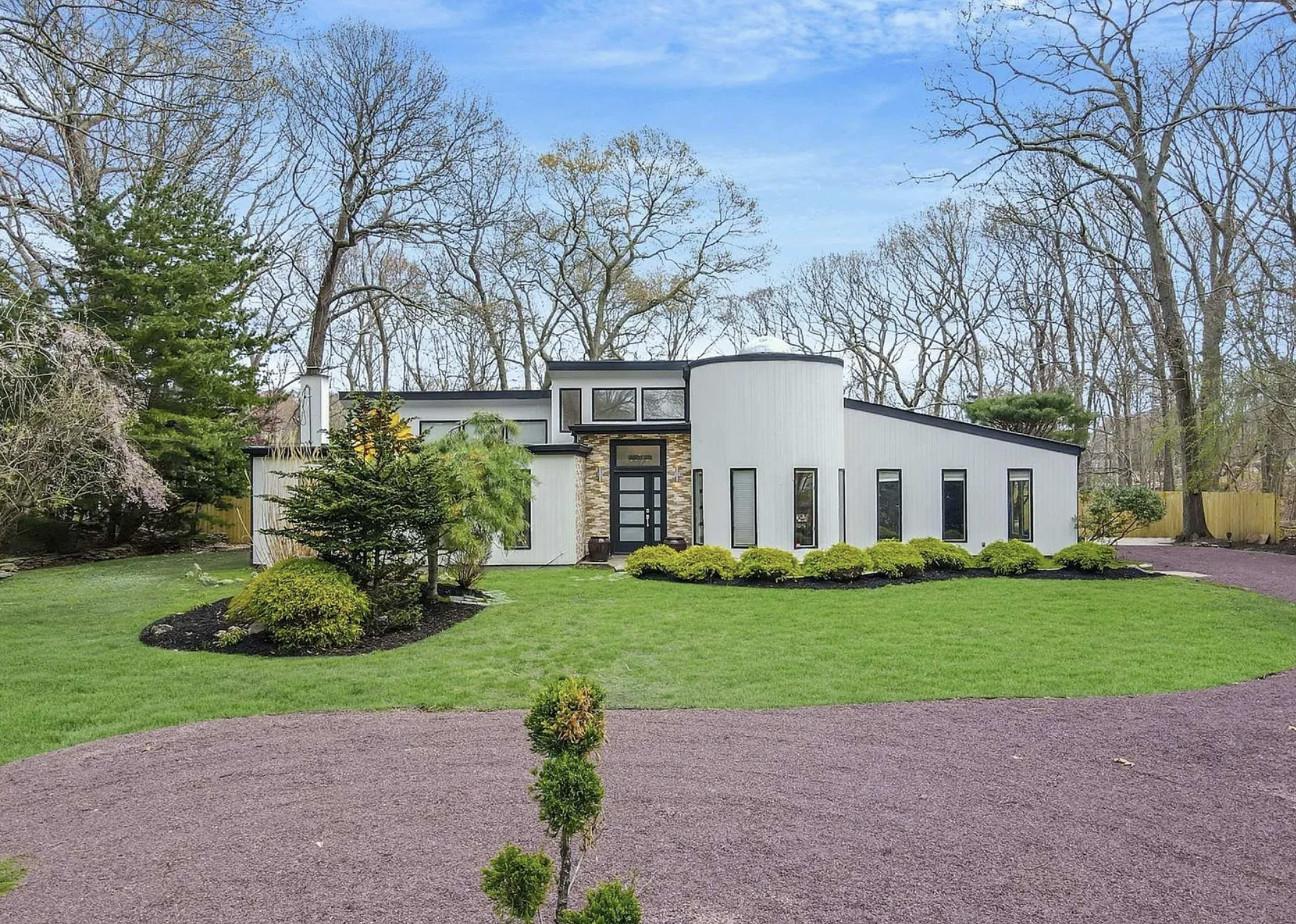 House with high ceilings and lots of light Image in Riverhead, wading river, NY