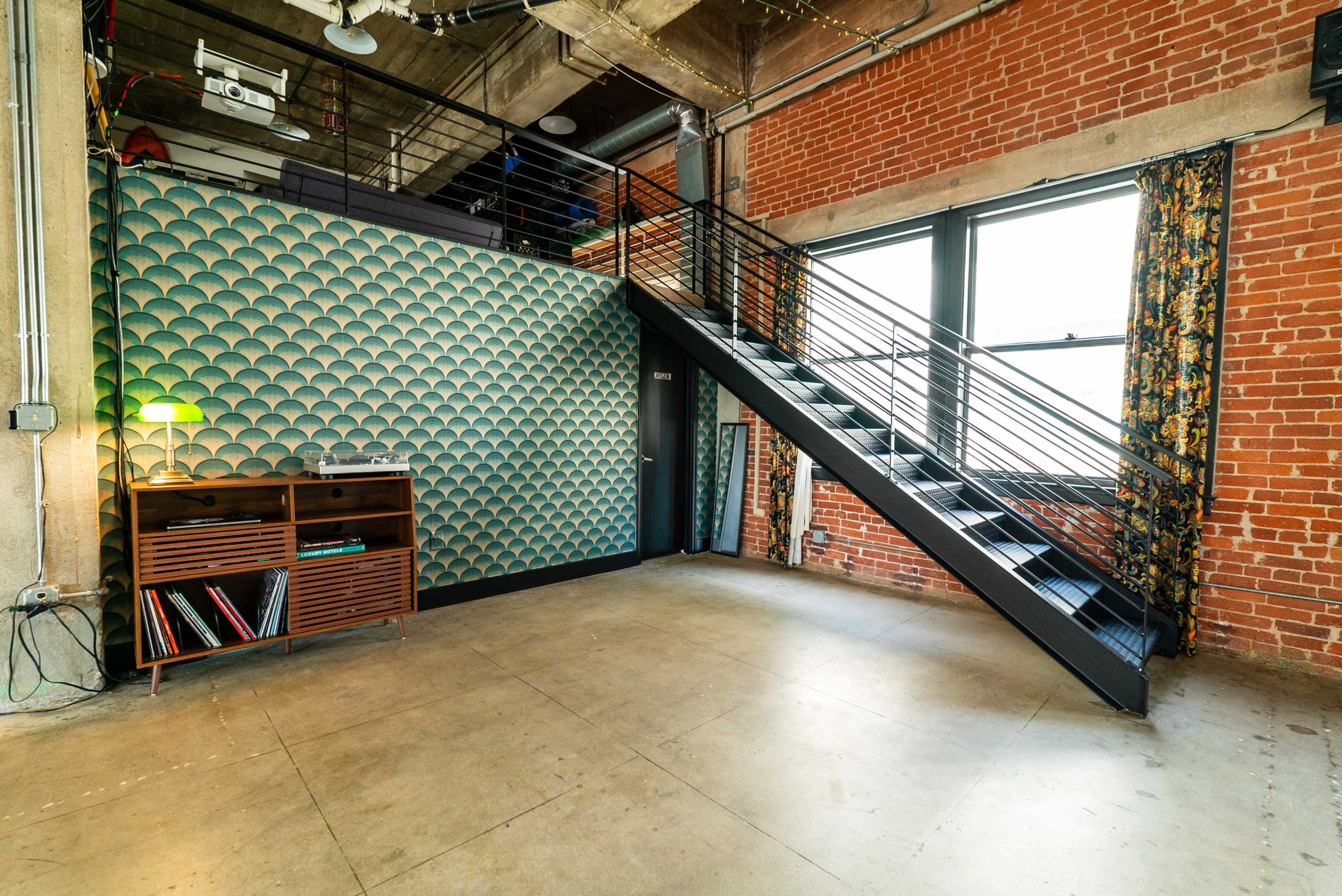 Spacious DTLA Penthouse Loft with exposed brick, multiple sets, Cyc and lighting Image in Central LA, Los Angeles, CA