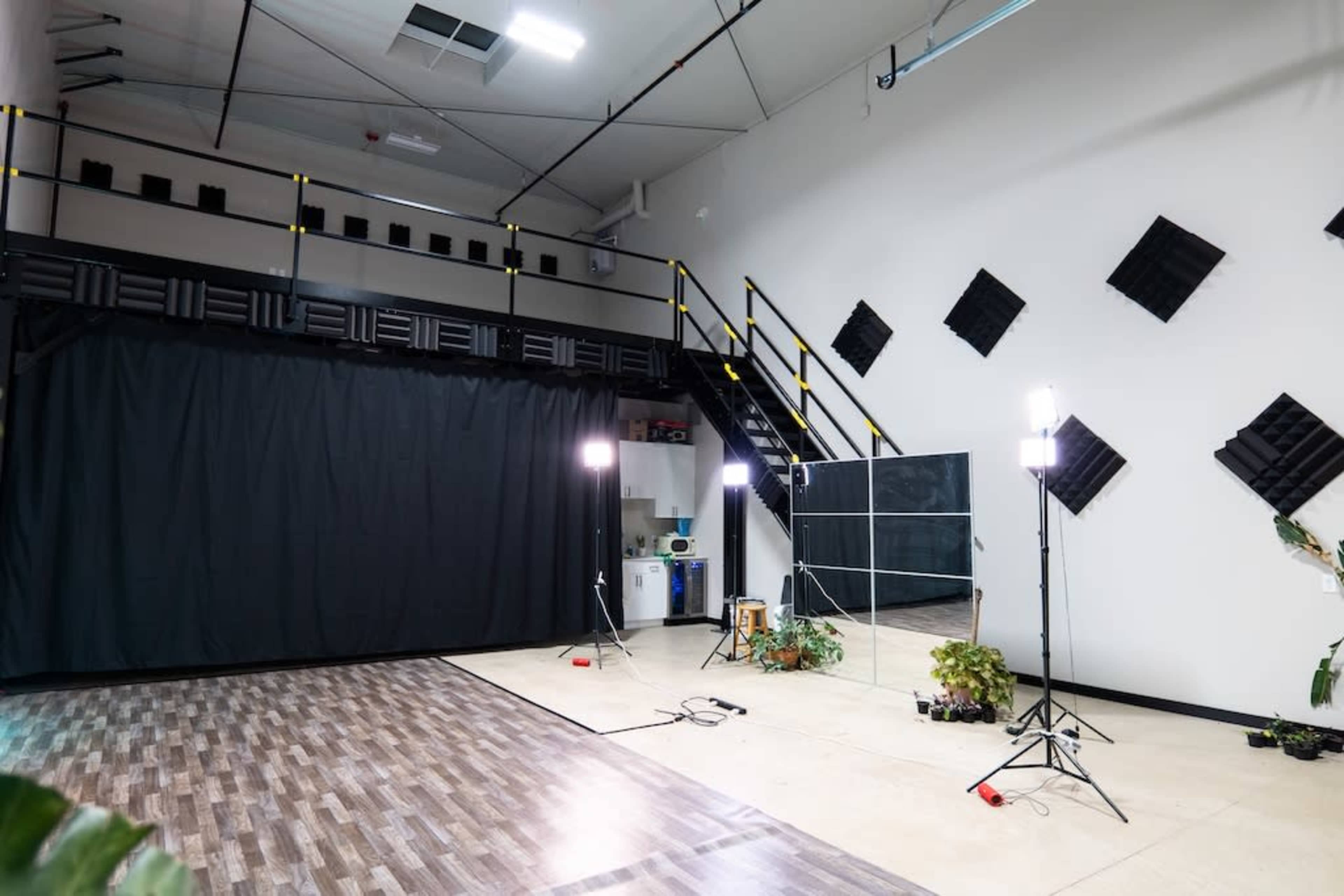 Spacious Pre-Lit Photo/Video Studio in Dacono Image in Dacono, Dacono, CO