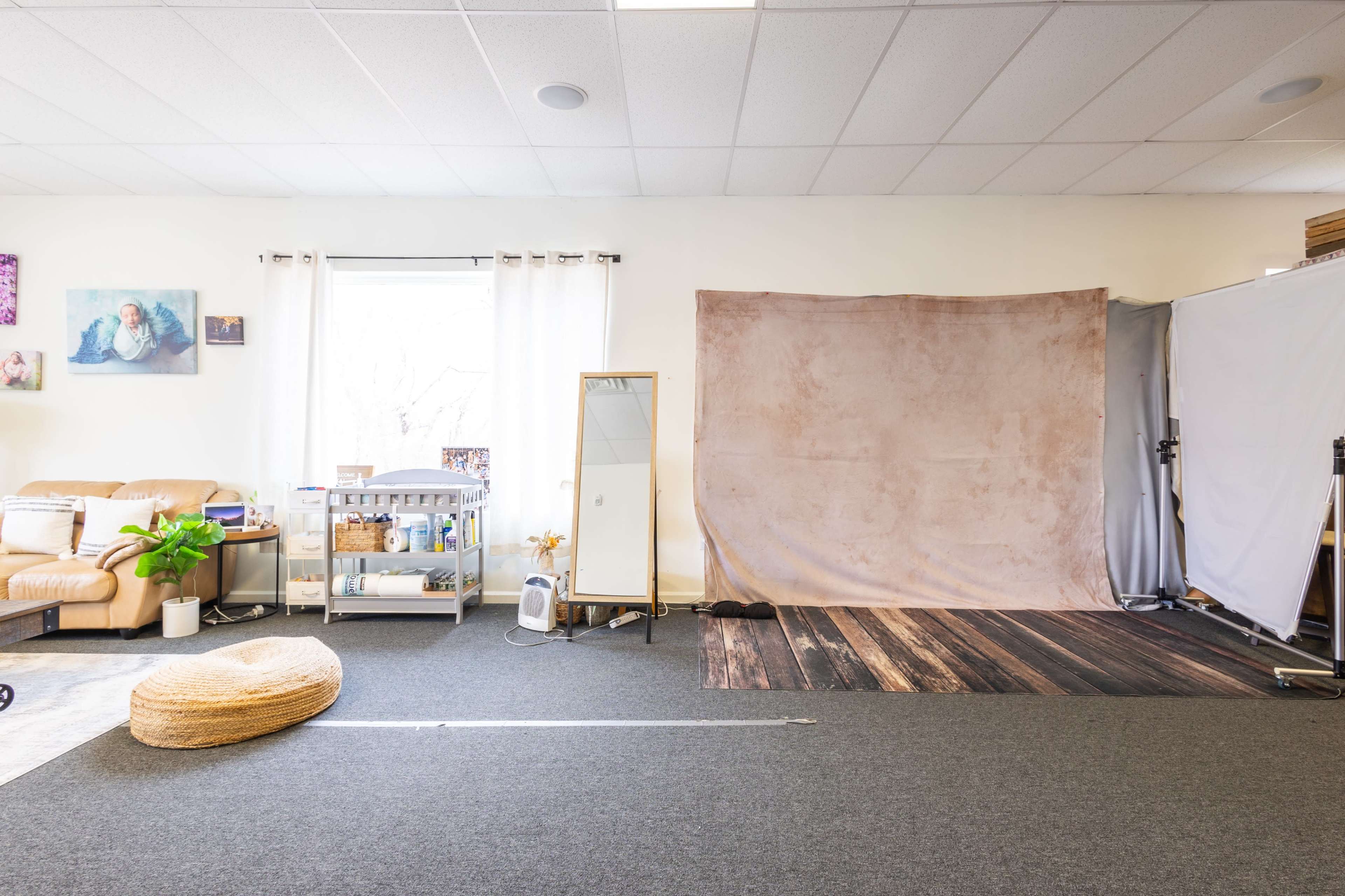 Spacious 1200 SF Studio with lots of natural light and high ceilings. Attached bathroom. Image in Windsor, Robbinsville, NJ