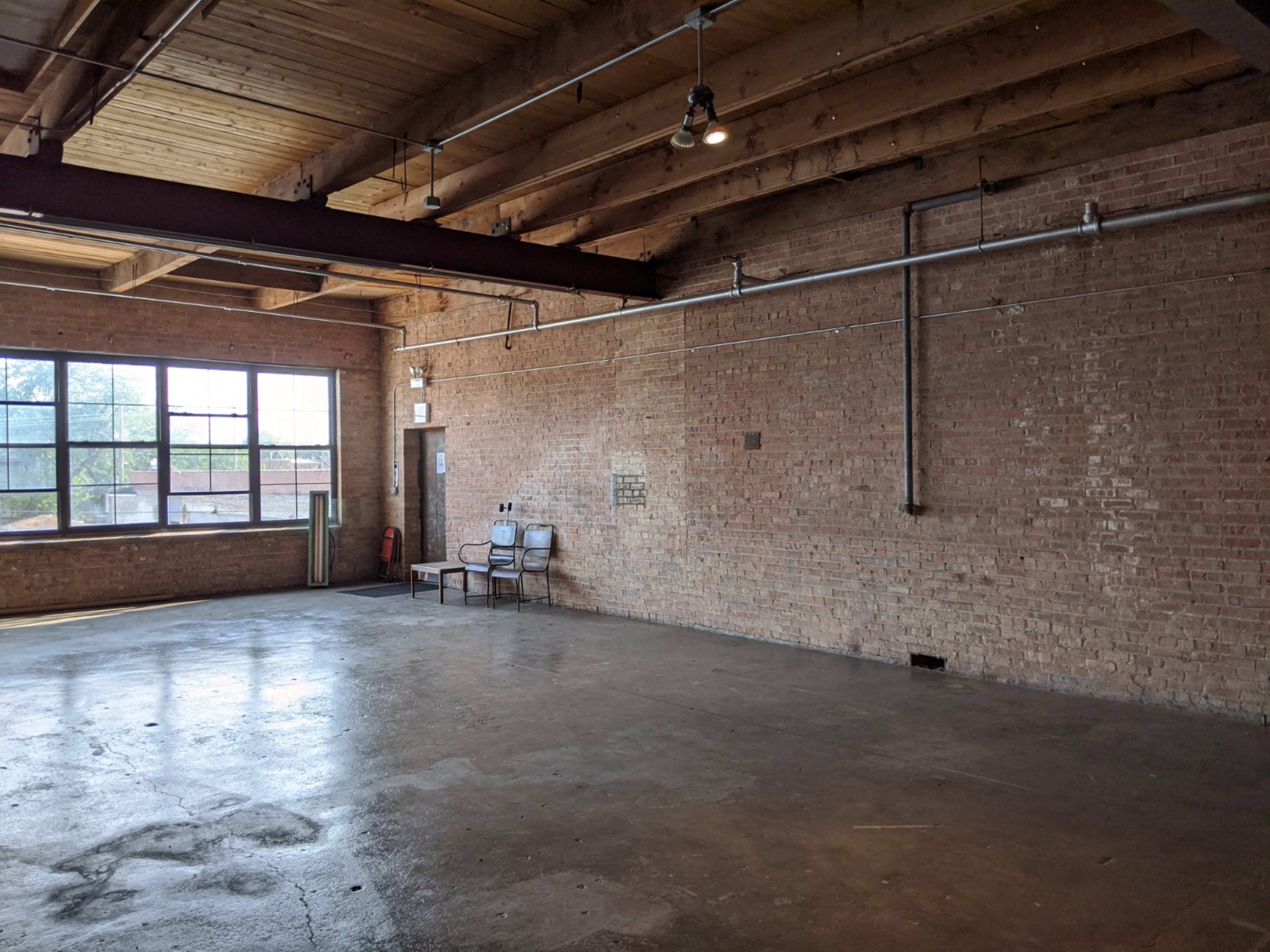 Spacious West Chicago Filming Studio Image in Garfield Park, Chicago, IL