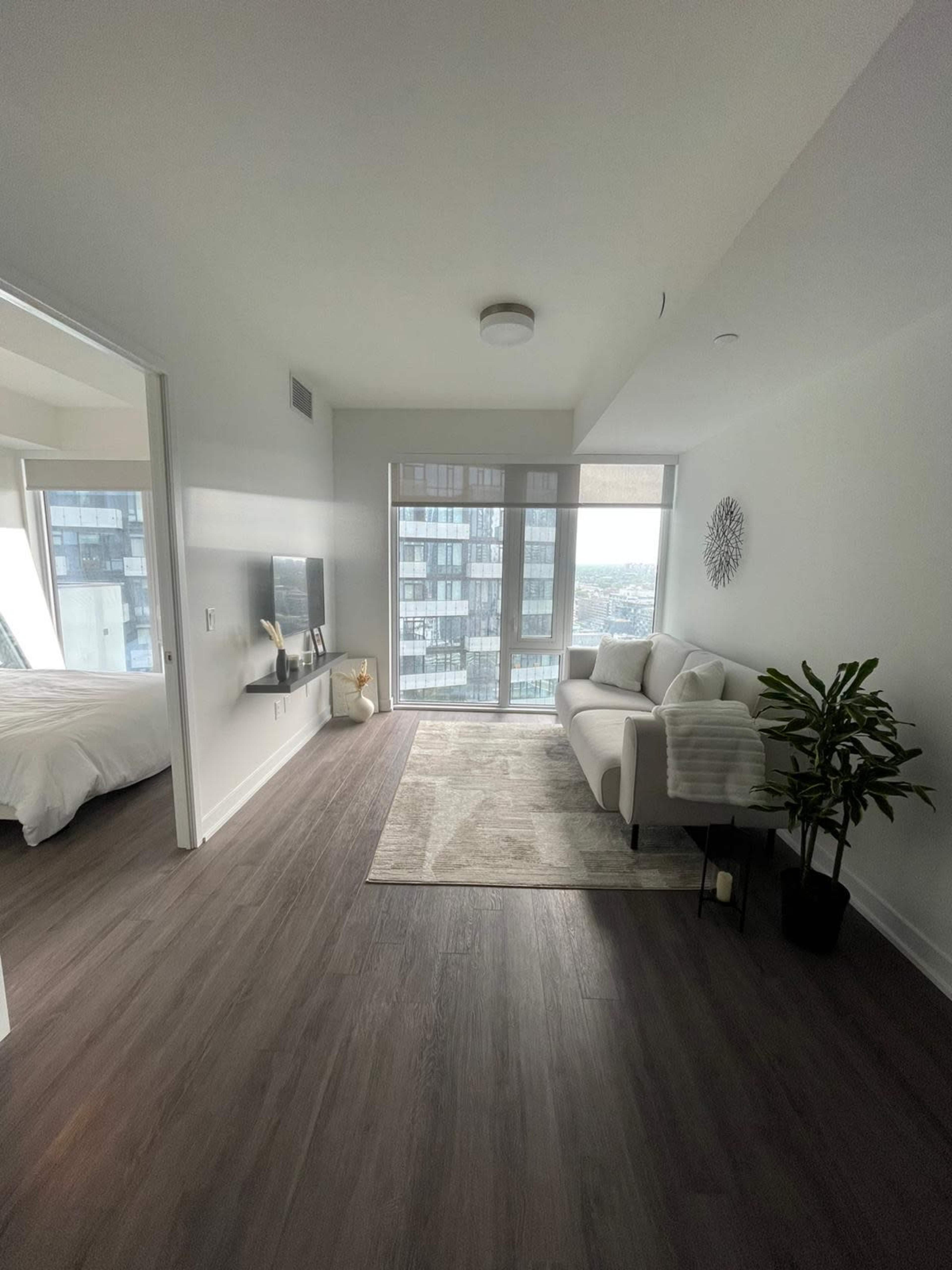 Downtown apartment with a skyline view of toronto Image in Downtown Toronto, Toronto, ON