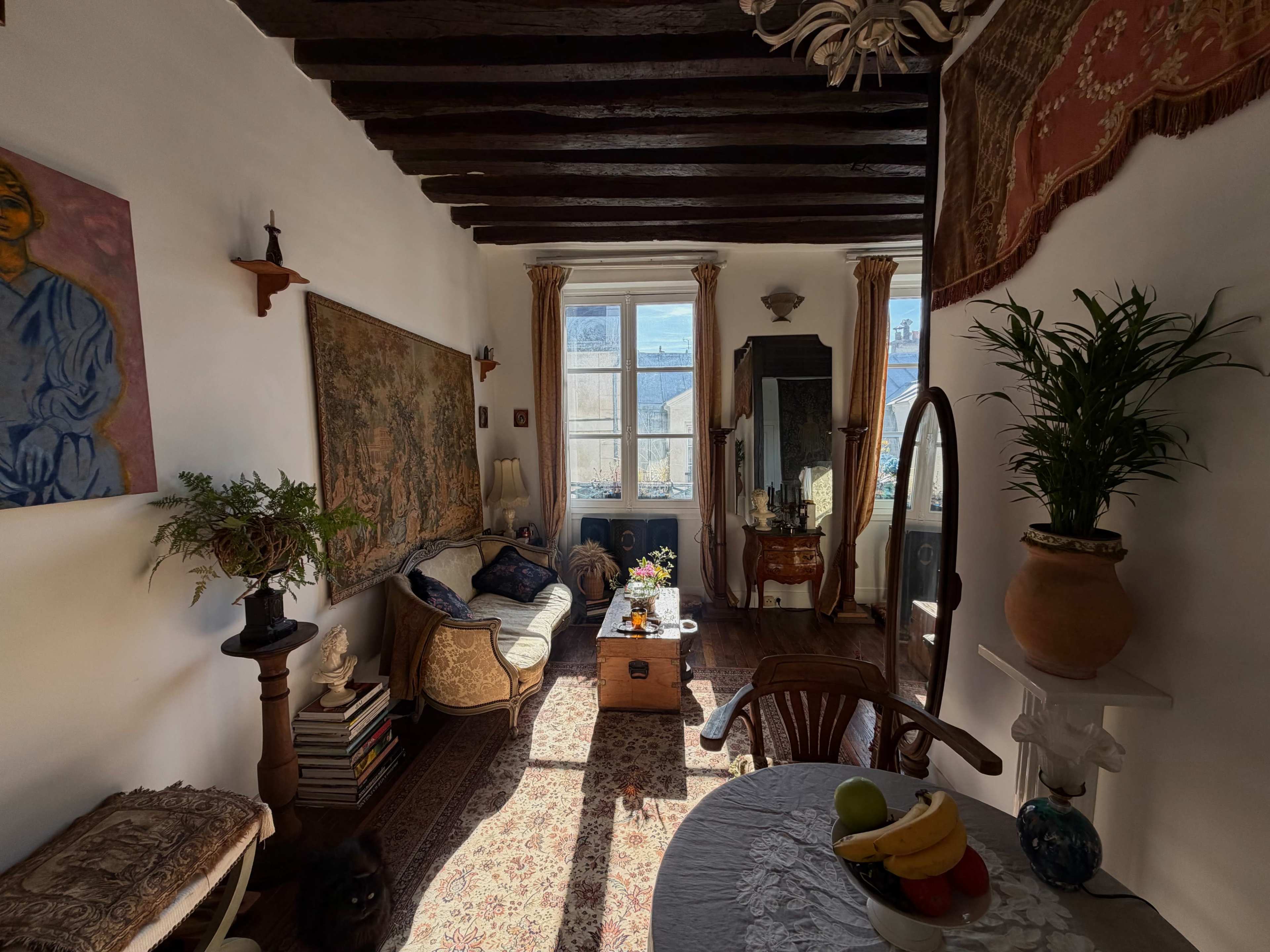 Loft au cœur du Marais avec poutre et grande hauteur sous plafond de style classique Image in Upper Marais, Paris