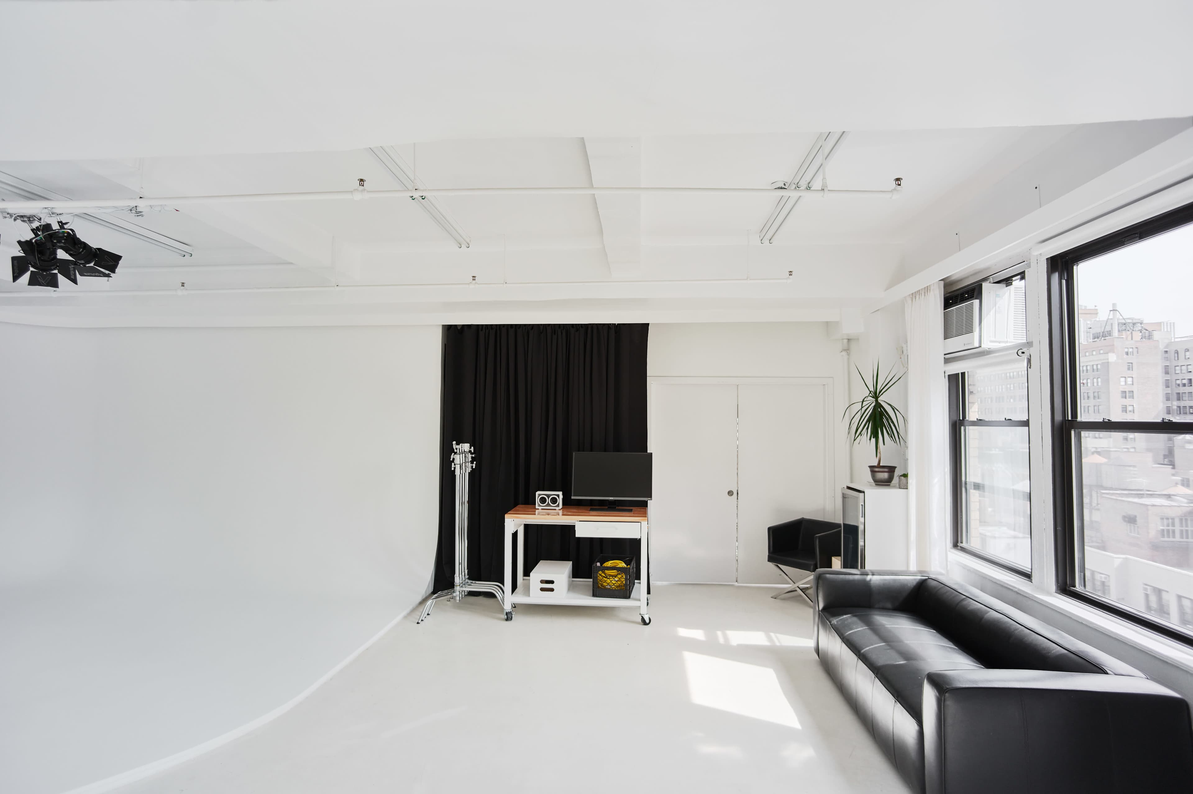 Midtown Fully-Equipped Daylight Cyclorama Studio Image in Midtown Manhattan, New York, NY