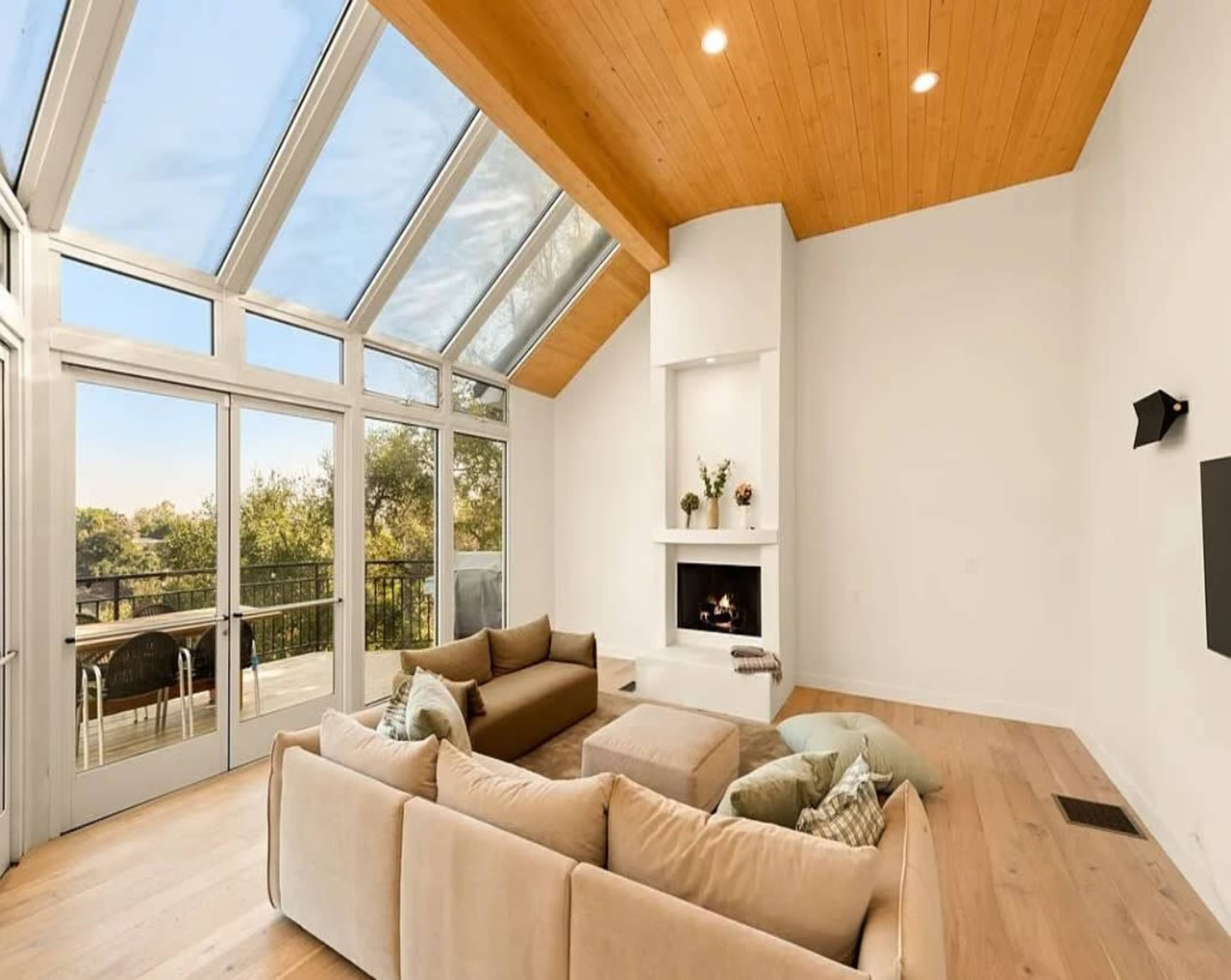 ELEGANT HILLTOP VILLA WITH SKYLIT INTERIORS Image in Bel Air, Los Angeles, CA