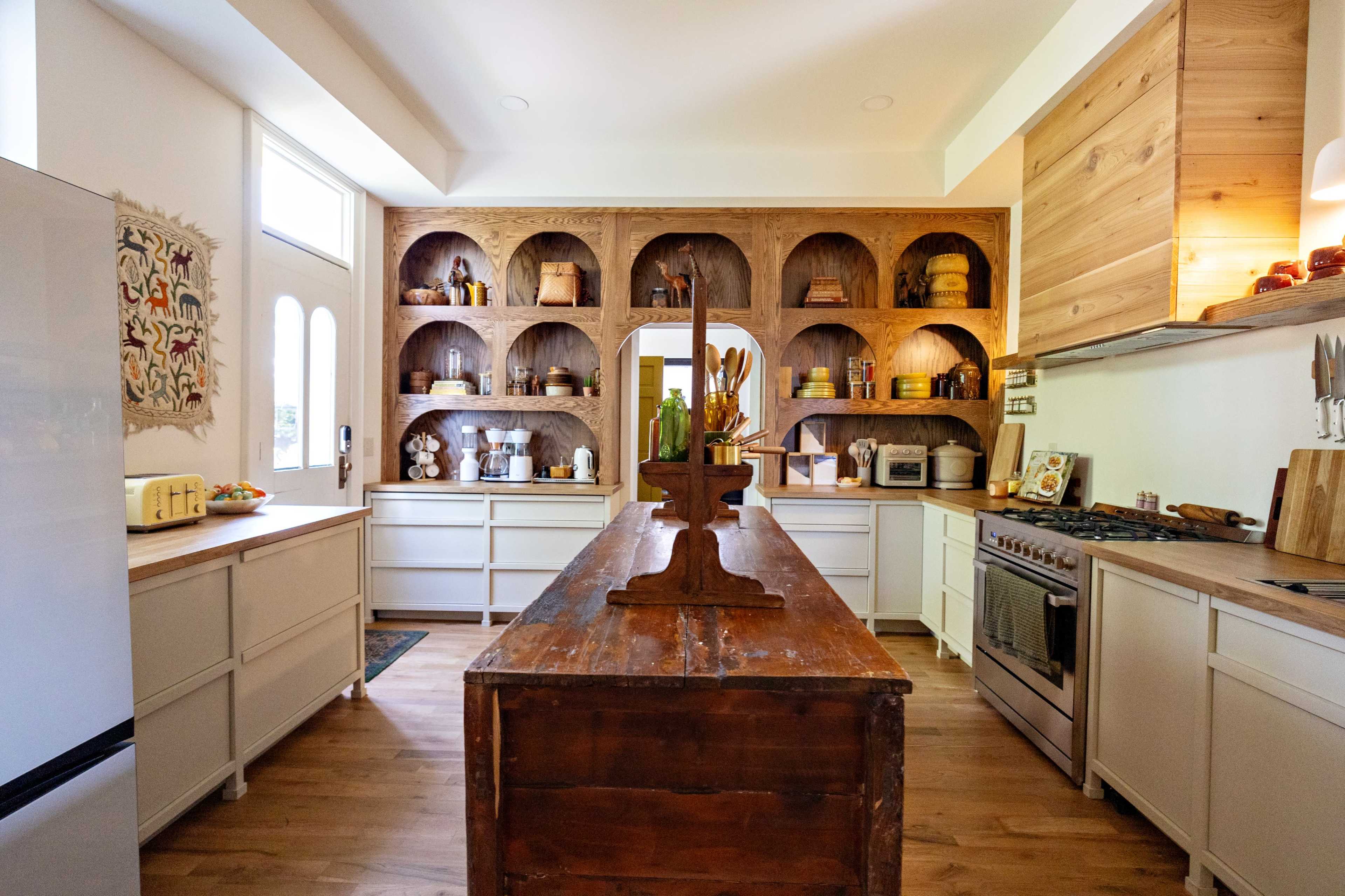 Centrally-Located 1890 Victorian Home that Inspires Visitors Image in Dayton, Dayton, KY