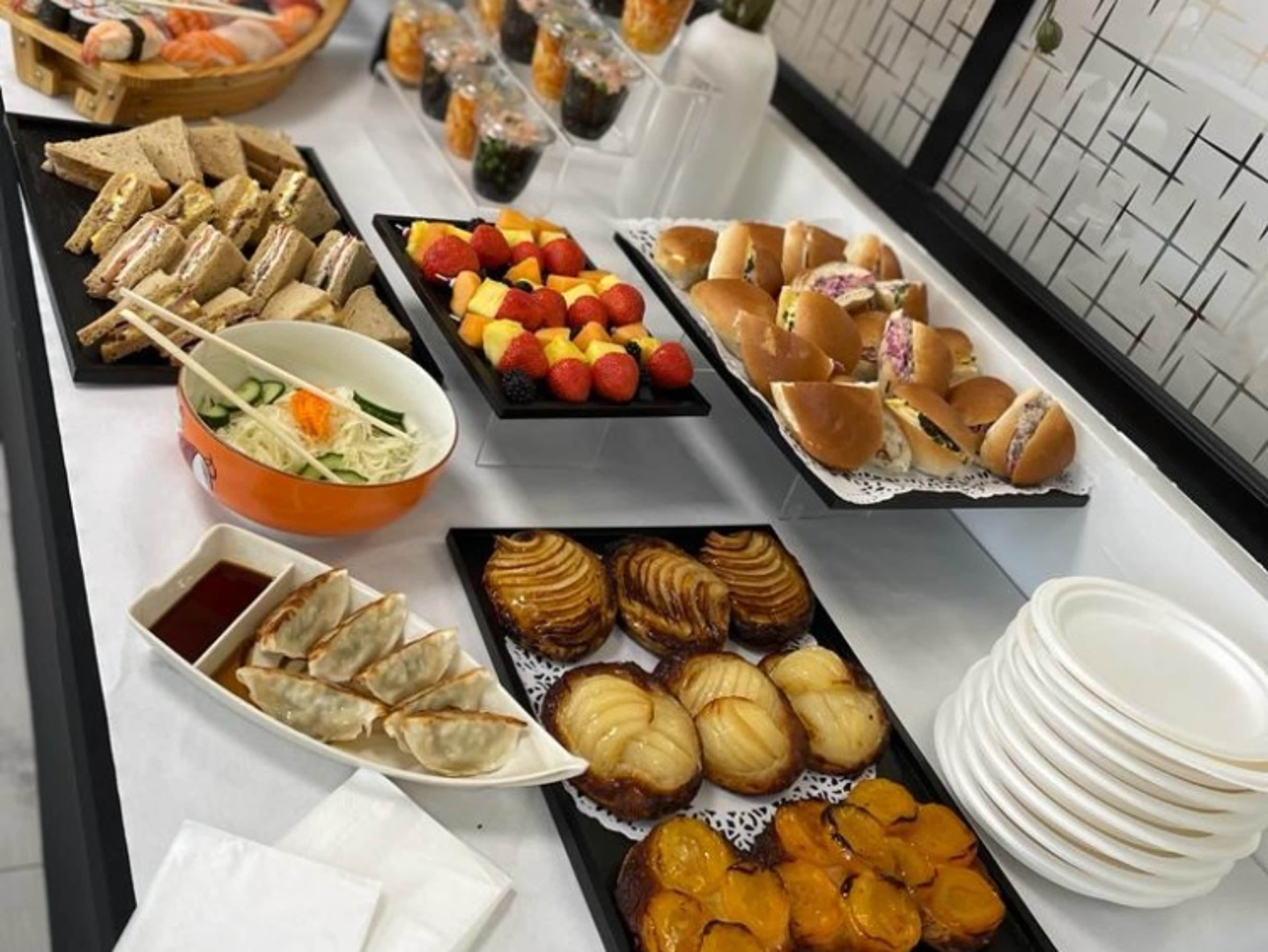 Déjeuner buffet finger food et sushis