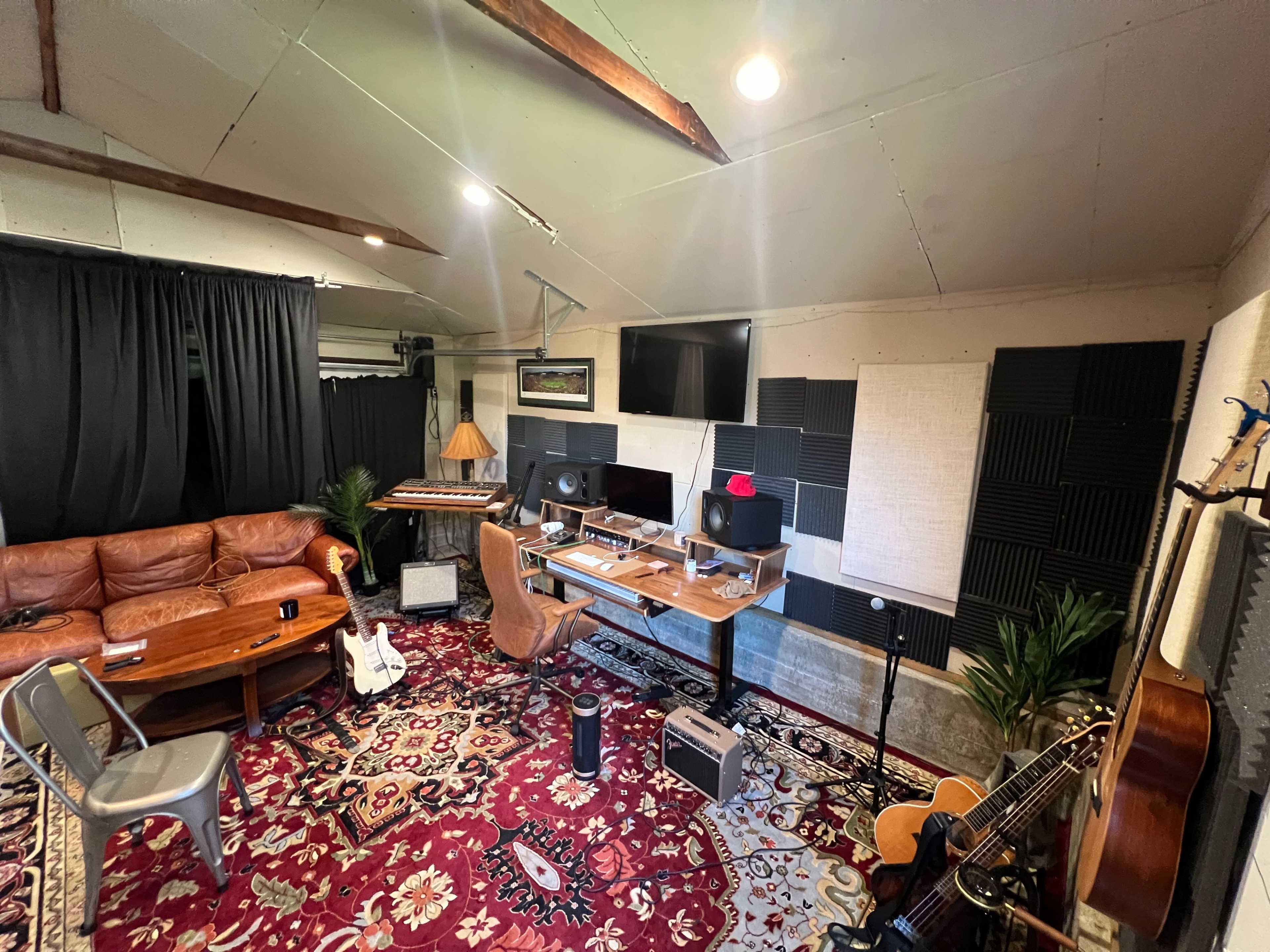 Home Music Studio. Operated by two independent artists! Beautiful tree lined Santa Monica neighborhood. Fully Equipped, comfortable, music studio seamless flow into outdoor content creation venue. all in one place to  produce/record/create content and perform! laid back, home like atmosphere. comfortable place to be inspired and create! Image in Sunset Park, Santa Monica, CA