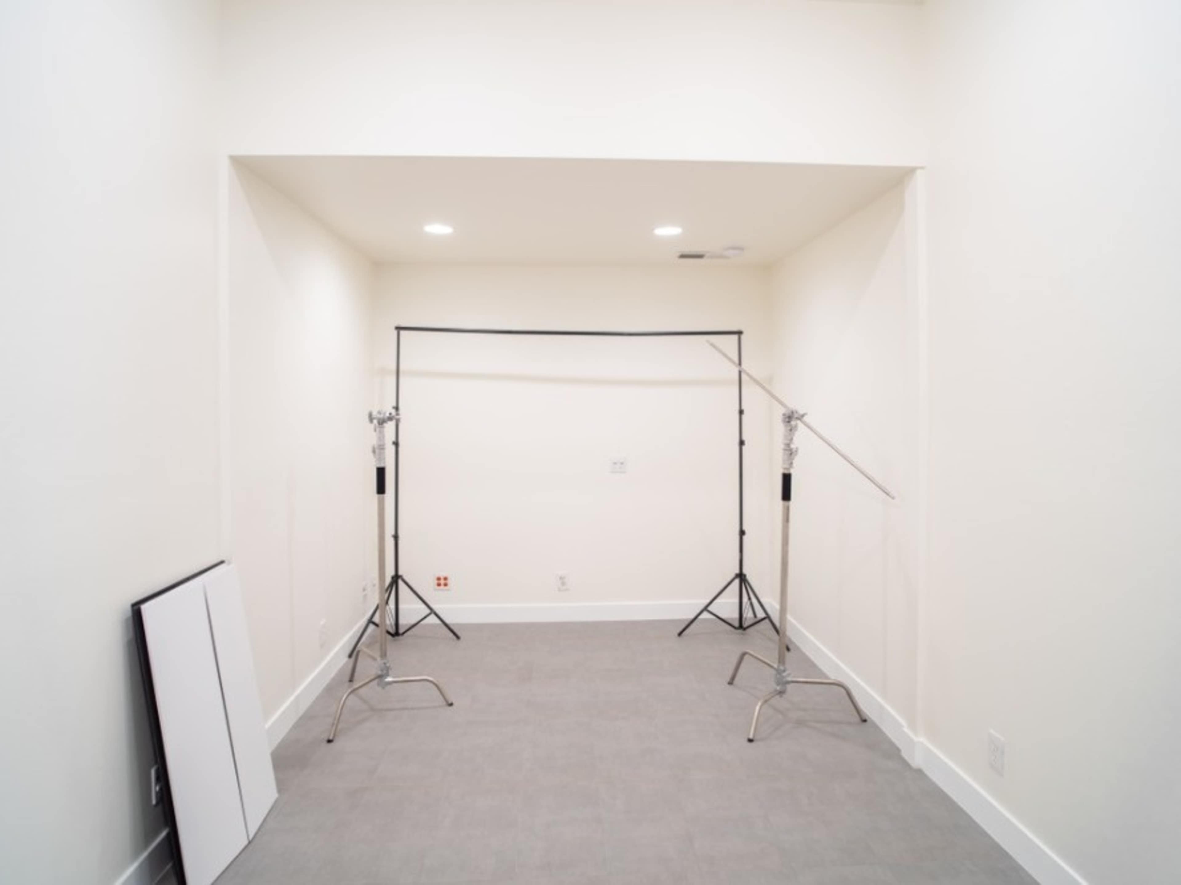 Small Lockable Photo Studio Space Storage Space