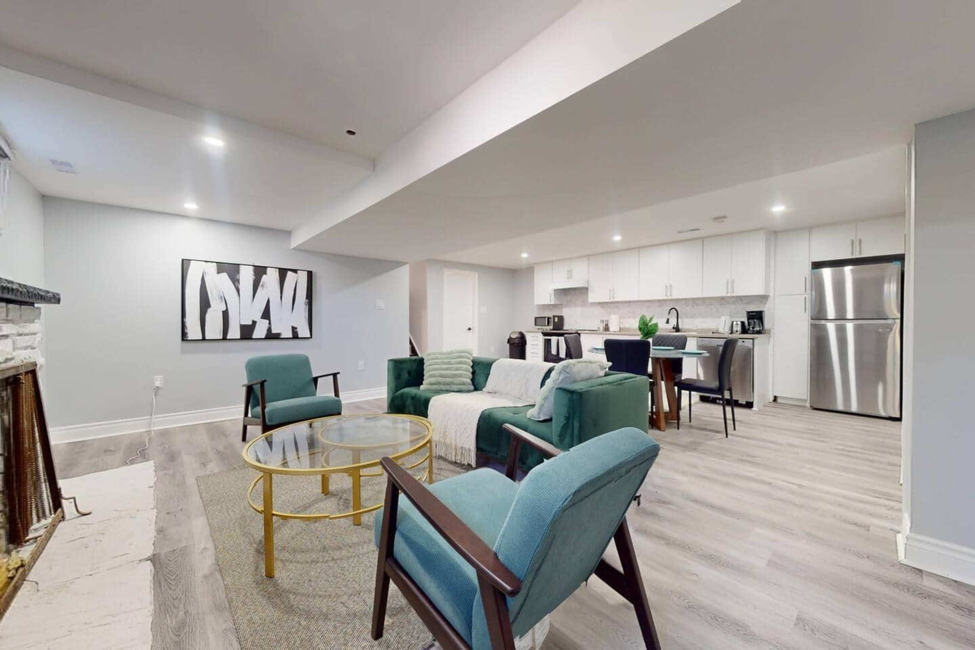 10 Acre Farmhouse with Pool + 5 Bedrooms/3 Baths Image in East Gwillimbury, Toronto, ON