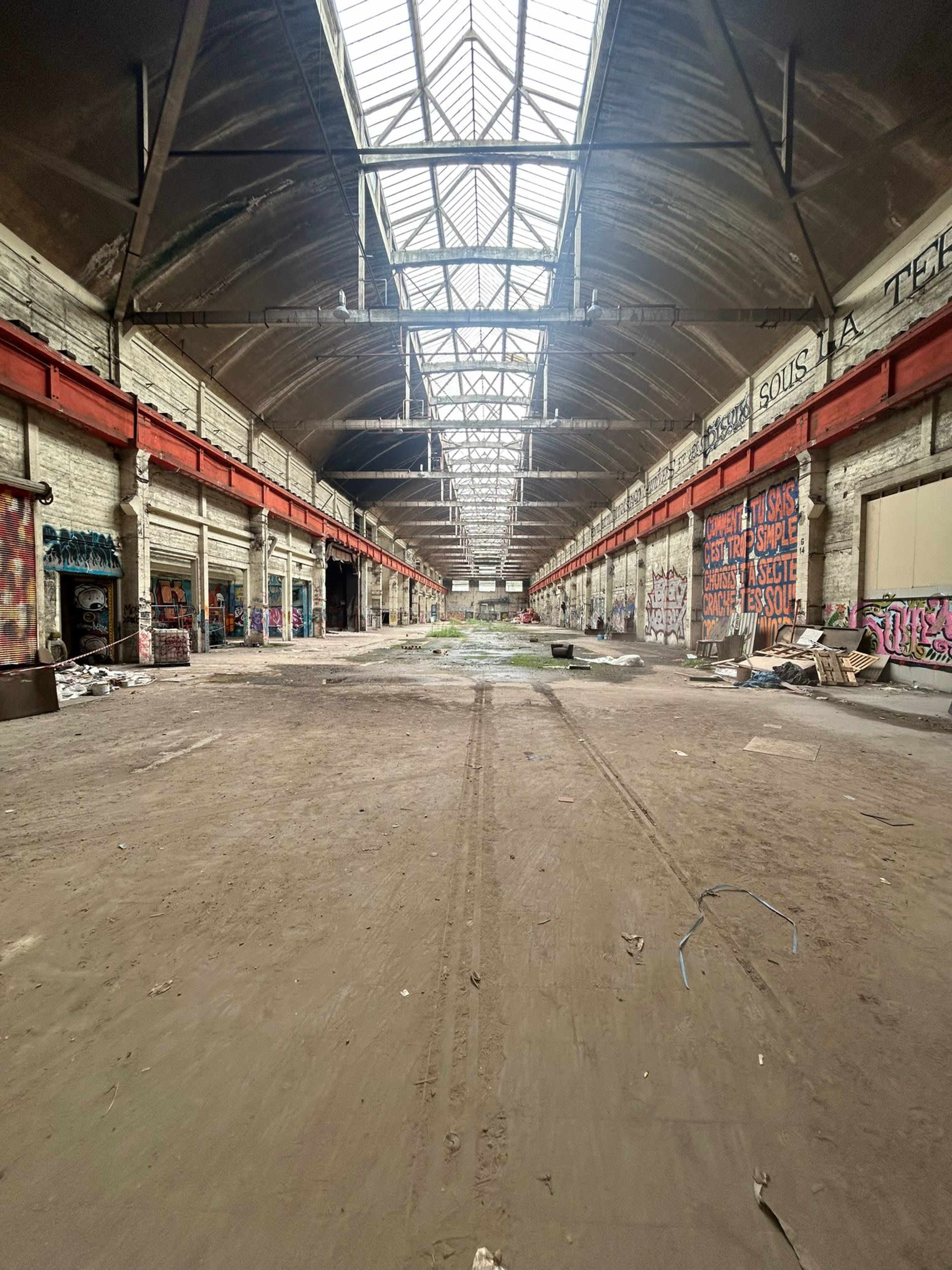 Décor/Lieu de tournage: Hangar 3000m² Image dans , La Courneuve, 
