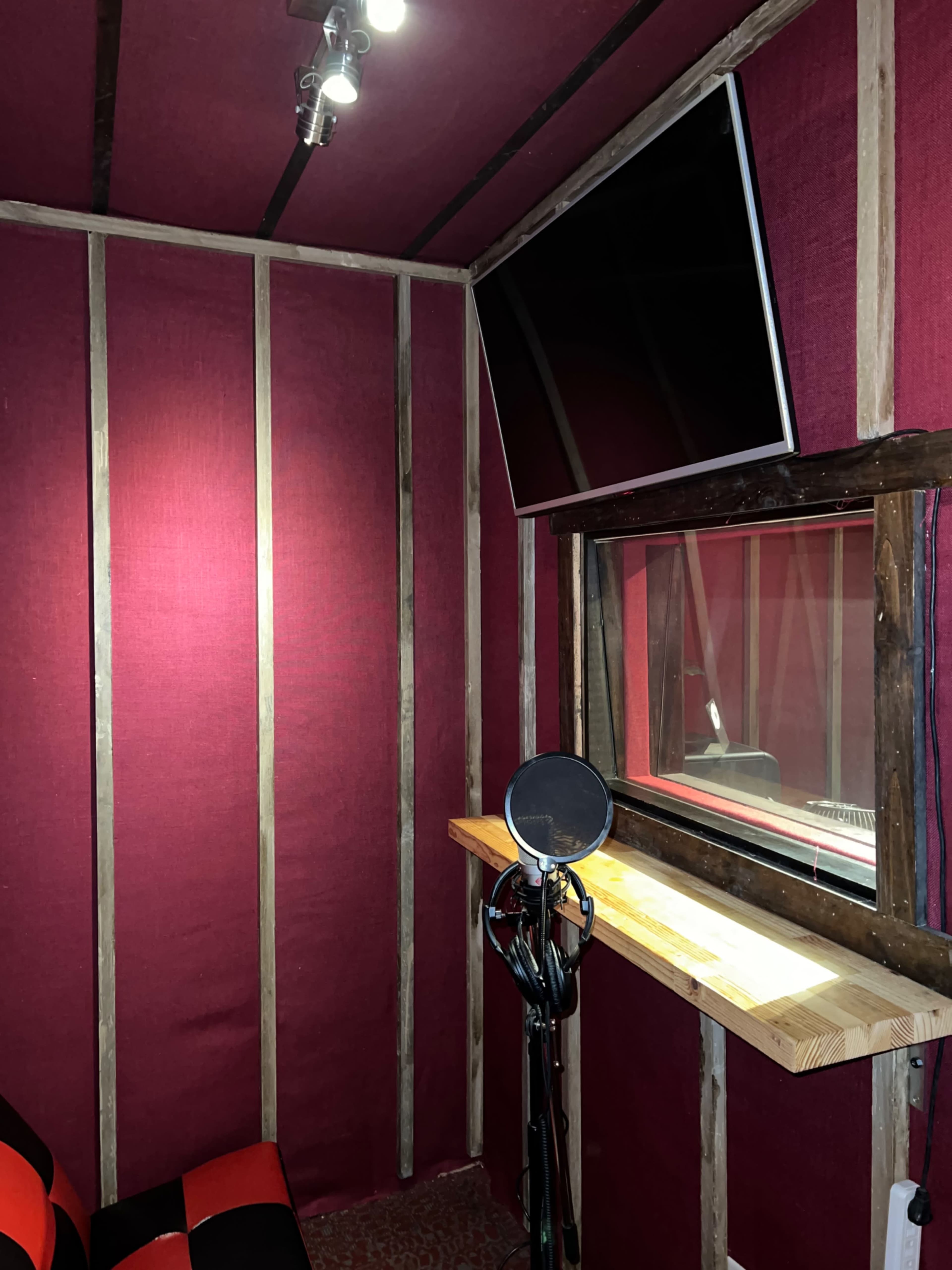 Red Studio – Intimate, Professional Recording Space Image in Harrisburg, Harrisburg, PA