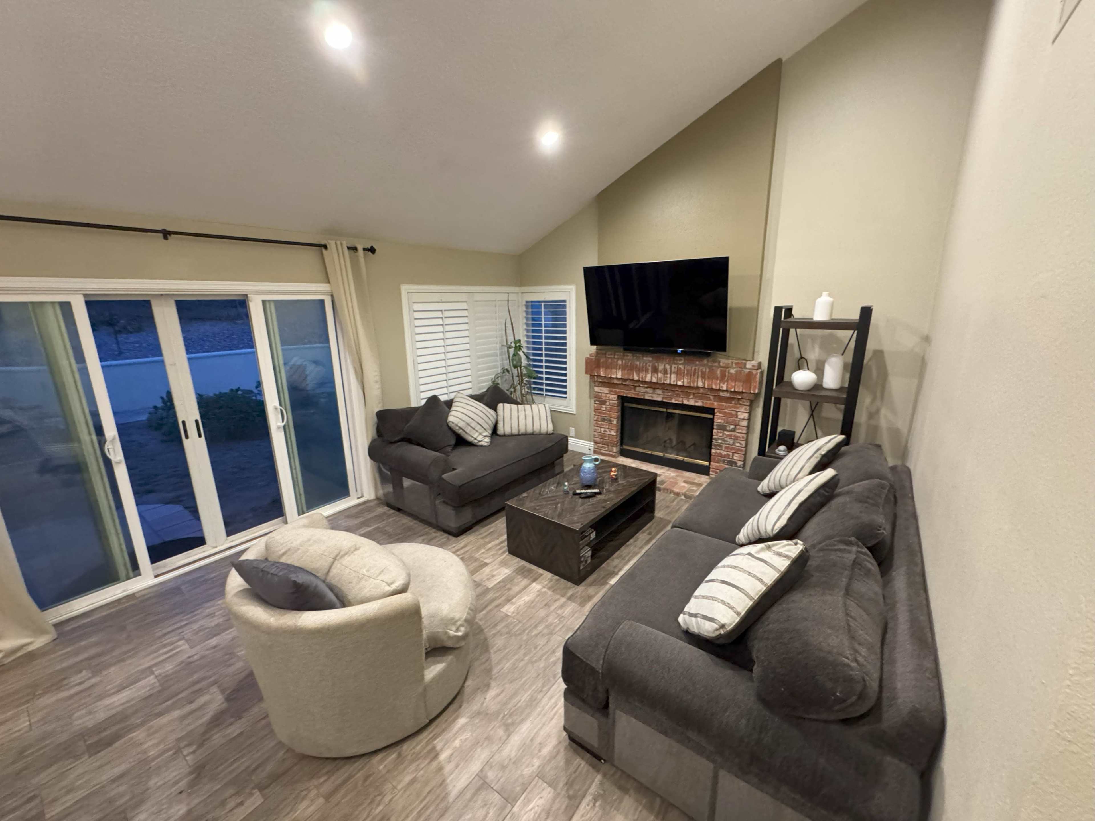 Peaceful Ranch‑Style Home in The Orchards — Perfect for Filming, Photoshoots, and Small Creative Events Image in El Sobrante, Riverside, CA