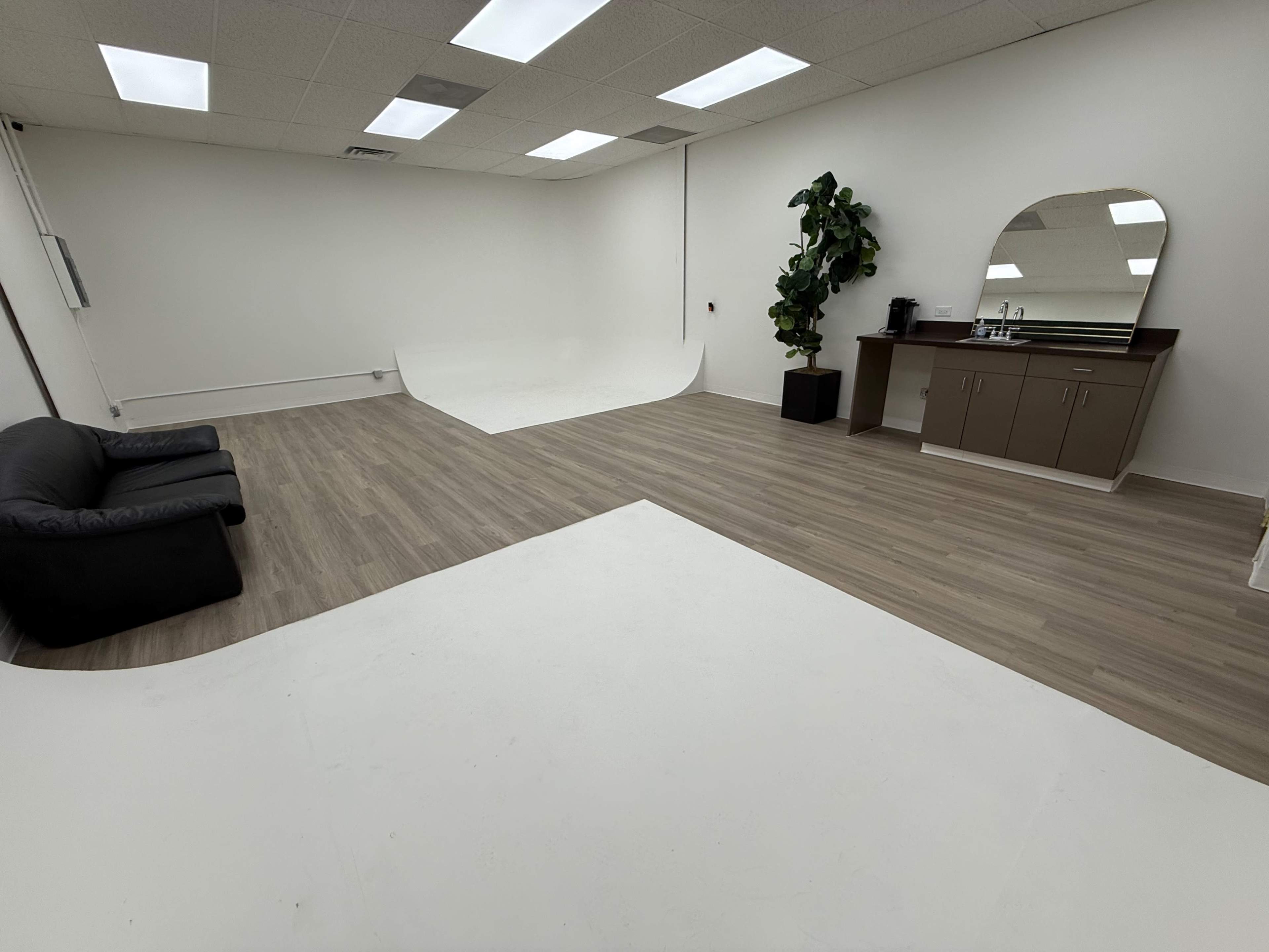 Full Studio -Modern Photography/Videograhy Studio w/ CYC Wall & Props in Denver Image in Twin Lakes, Denver, CO