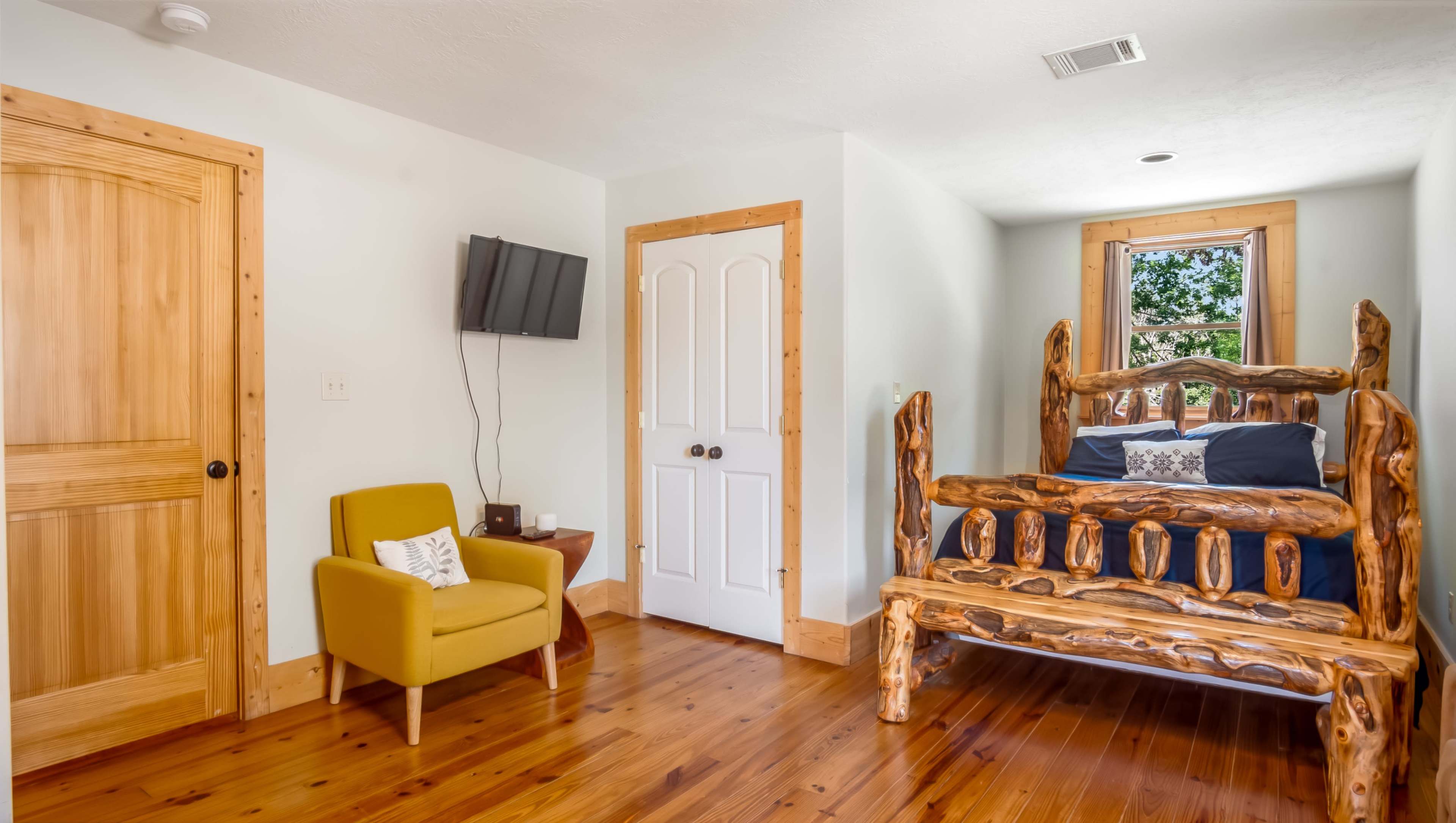 Rustic Cabin with Spacious Outdoor Event Space Image in Willis, Willis, TX