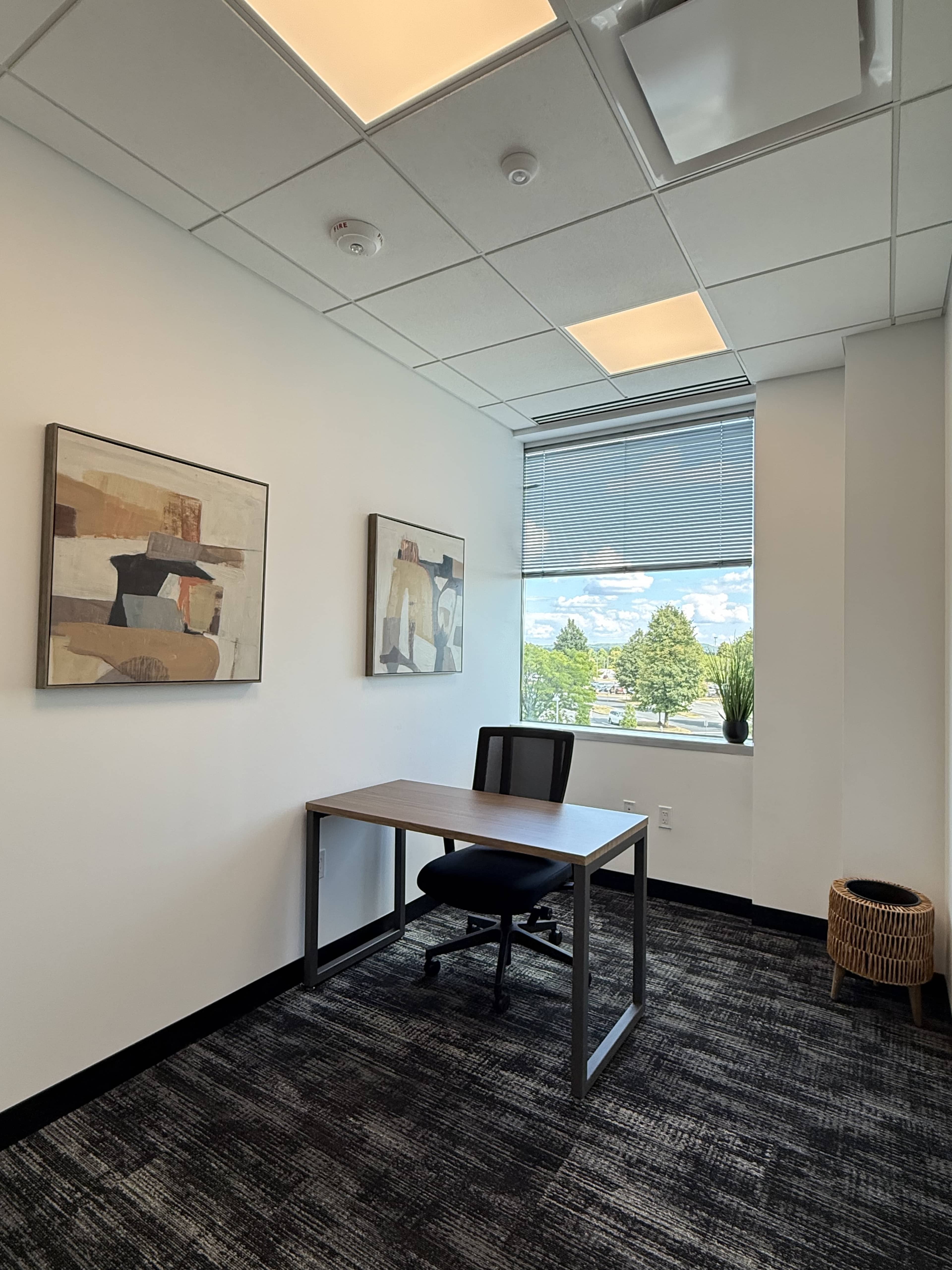 Day Office 2092 for 1 Person Image in Ballenger Creek, Frederick, MD