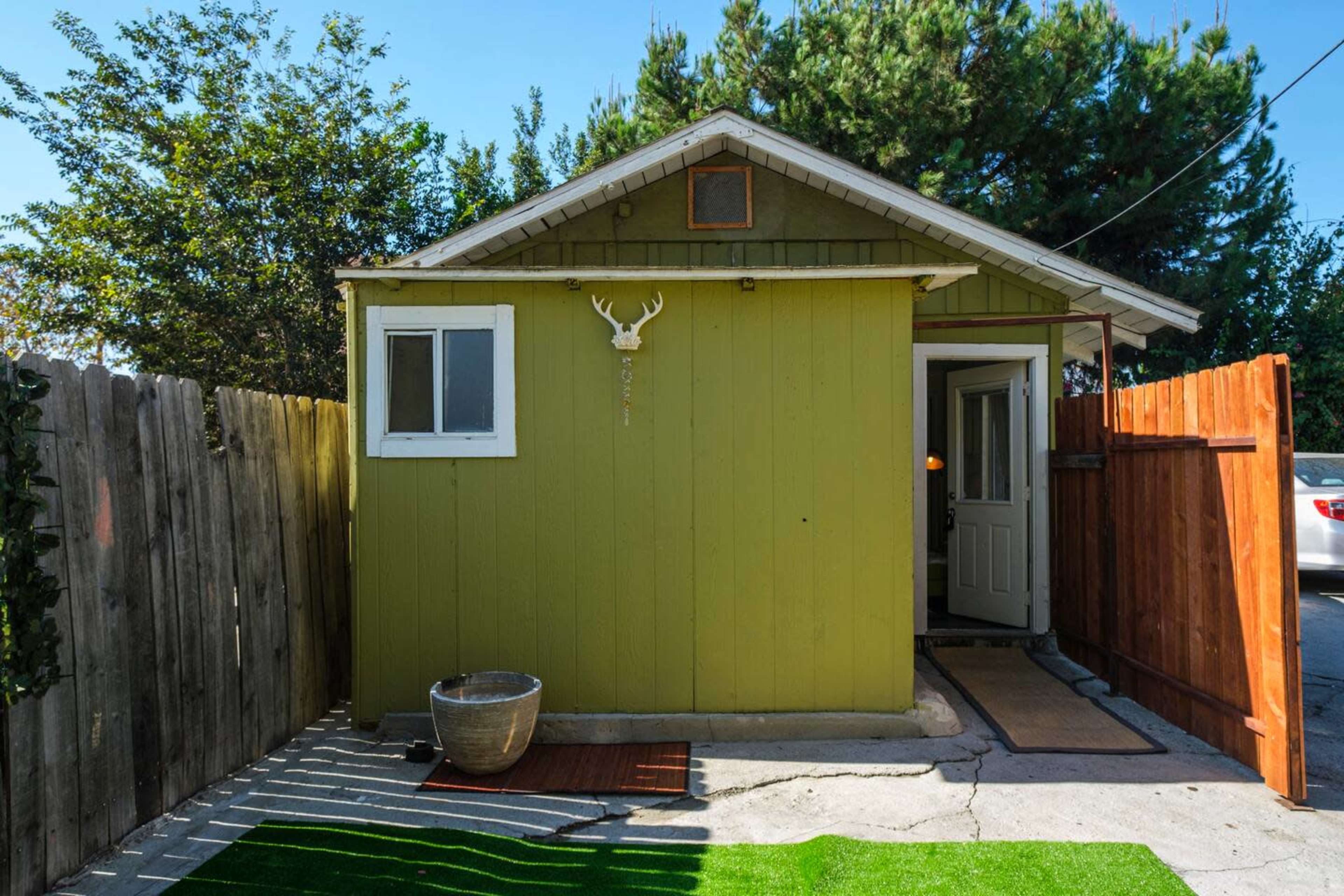 Cottage Like small house- Apartment Feel Image in Central LA, Los Angeles, CA
