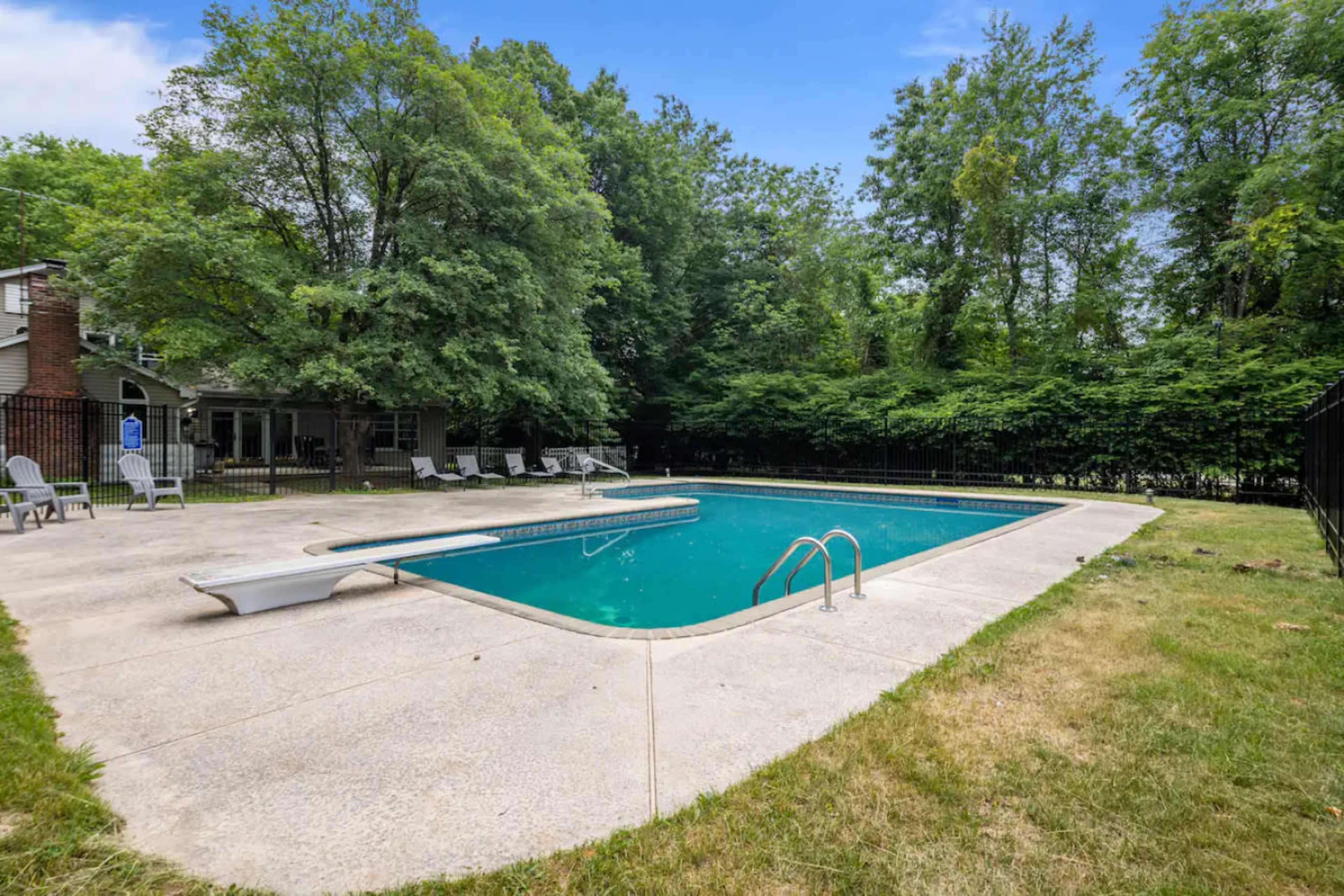 Big Yard, Pool, Fire Pit & Billiards! Image in Ramapo, Suffern, NY