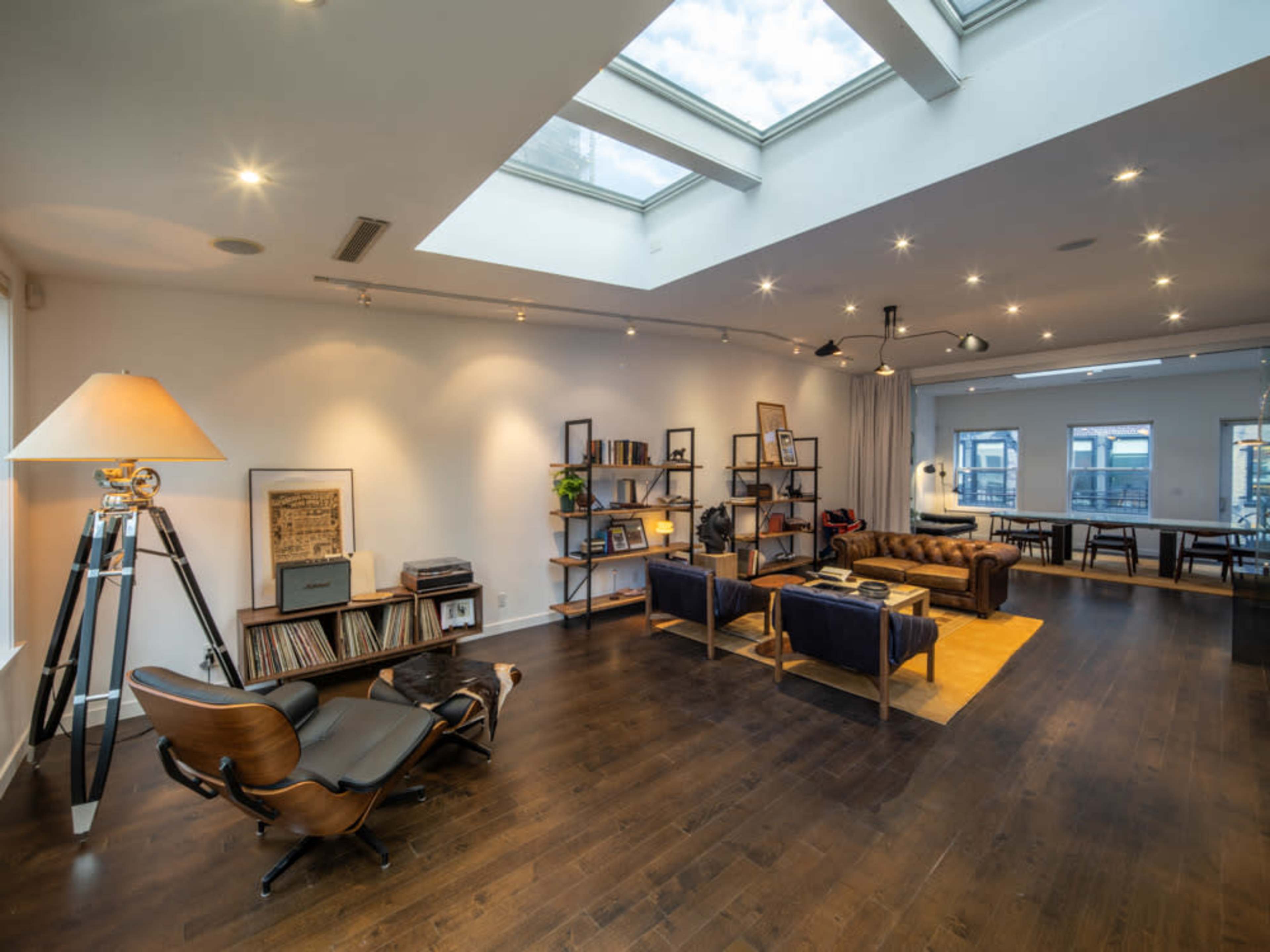 Quiet, Natural Daylight Penthouse for Filmed Interviews & Content Creation Image in Midtown Manhattan, New York, NY